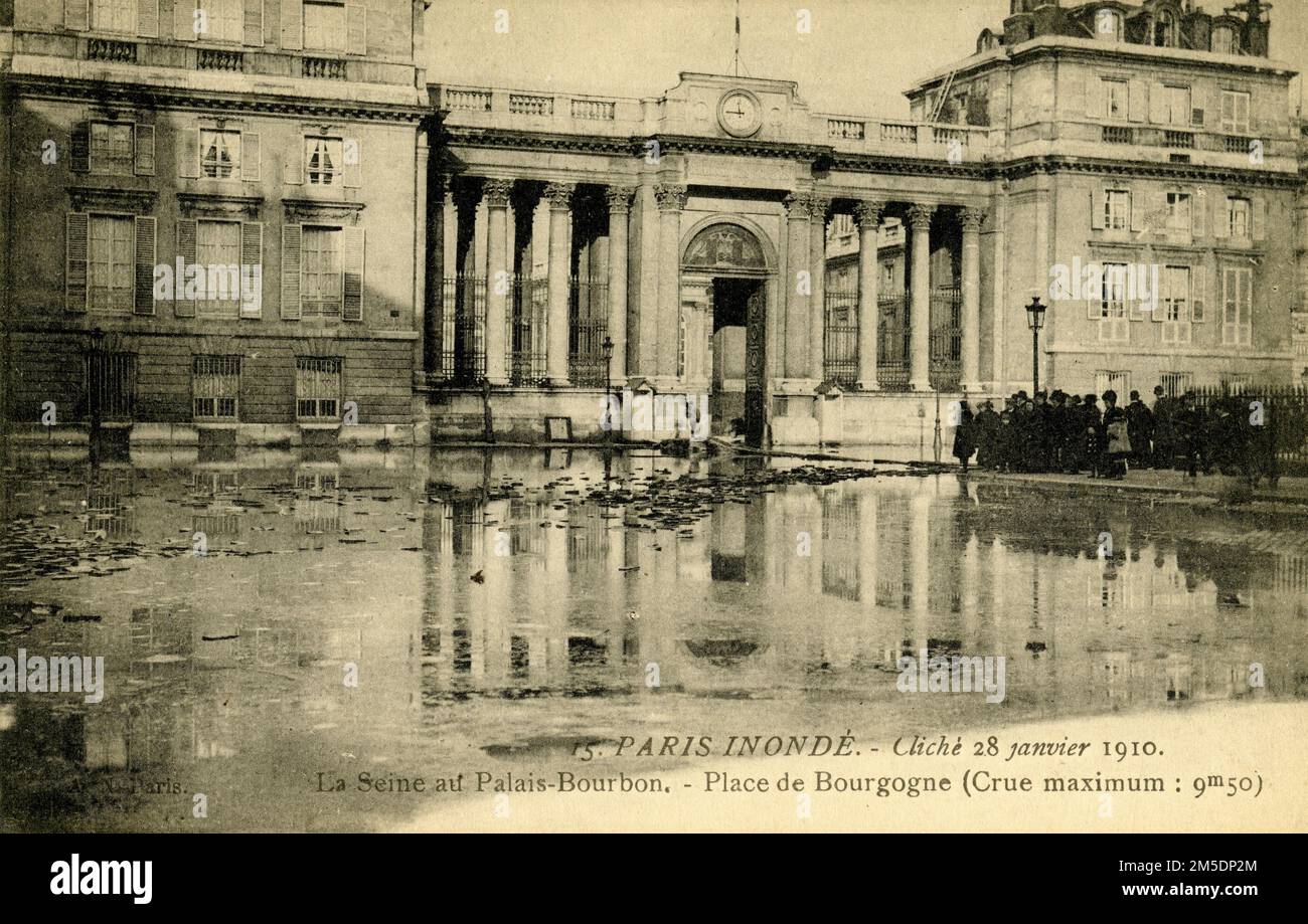Inondation à Paris 1910 - Inondations de Paris en janvier 1910 - clue de la Seine - Paris inondé - cliché 28/01/1910 - la Seine au Palais-Bourbon - place de Bourgogne (Clue maximum : 9m50) Banque D'Images