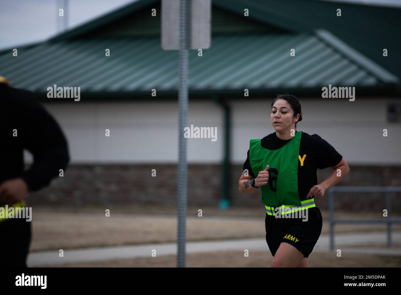 Le sergent d'état-major Belinda Casey, membre de Headquarters Battery, 45th Brigade d'artillerie de campagne, Garde nationale de l'armée de l'Oklahoma, participe à une course de 2 km dans le cadre de l'essai de condition physique de l'armée lors de la compétition du meilleur guerrier au Camp Gruber Training Center, Oklahoma, 3 mars 2022. La compétition Best Warrior est un événement annuel de trois jours qui réunit des soldats de haut niveau pour tester leurs compétences dans une variété de tâches et d'exercices de guerrier. Les concurrents vont subir des essais dans la navigation terrestre, le tir et les compétences d'armes, un cours d'assaut, un essai écrit et une apparence devant un boa Banque D'Images