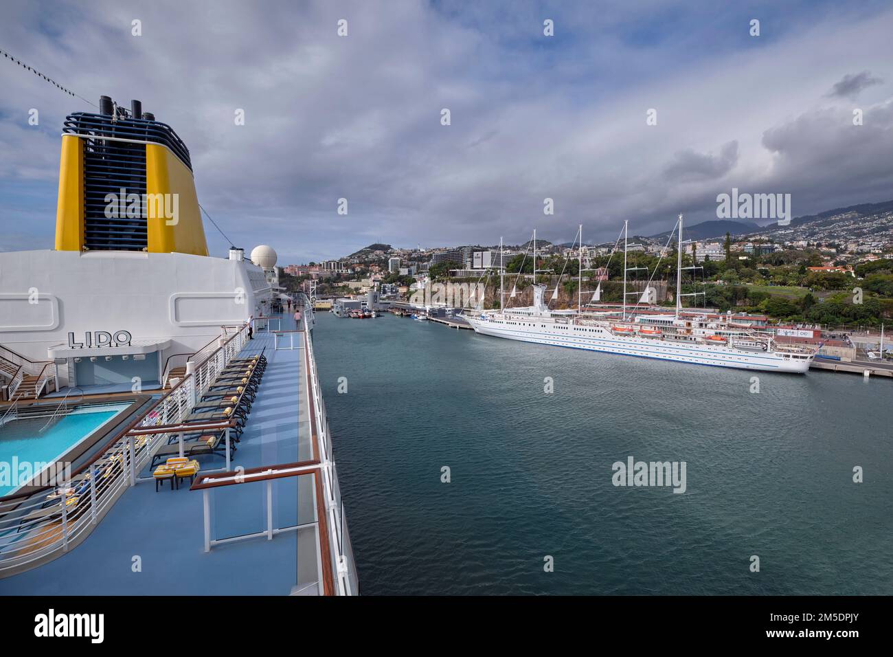 Club Med 2, goélette à cinq mâts, vue de Saga Spirit of Discovery. Funchal, Madère. Banque D'Images