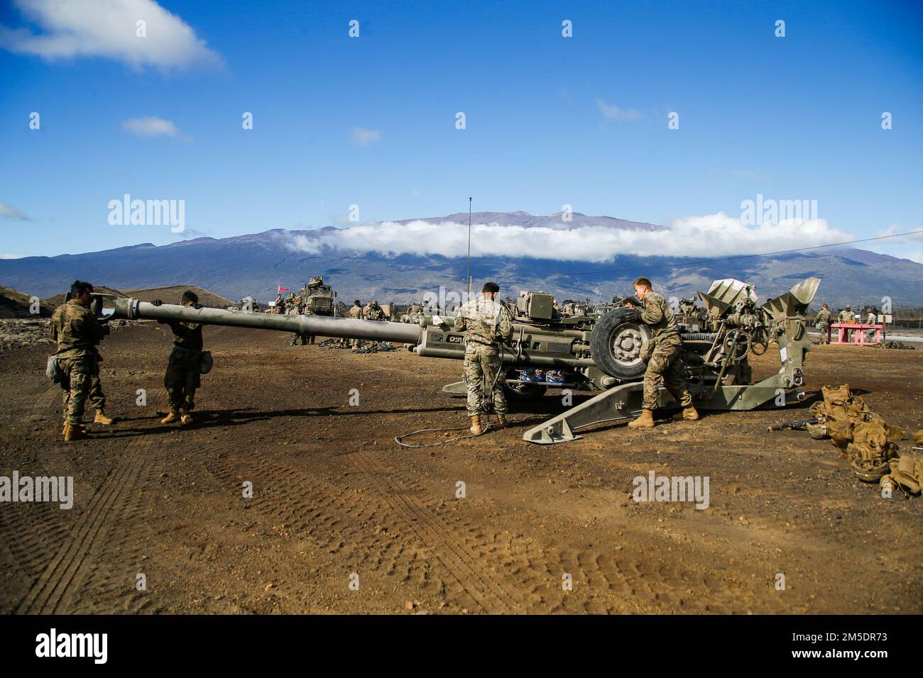 ÉTATS-UNIS Marines avec 1st Bataillon, 12th Marines, 3D Marine Division repositionner un Howitzer M777 A2 pendant la Furie de Spartan 22,1 à la zone d'entraînement de Pohakuloa, Hawaii, 5 mars 2022. Spartan Fury est un exercice d'entraînement au niveau du bataillon conçu pour affiner les communications à long terme par l'intégration des ressources navales, le traitement des missions du bataillon aux sections de tir et le forage de 21st siècles. Banque D'Images