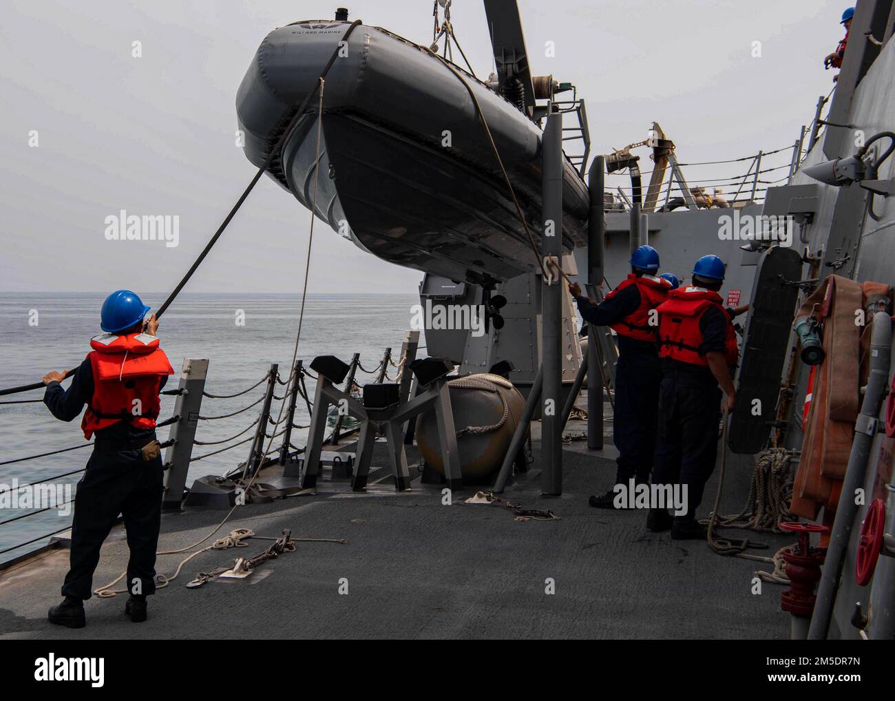 LES marins DU GOLFE D'OMAN (5 mars 2022) affectés au destroyer à missiles guidés USS Gridley (DDG 101), récupèrent un bateau gonflable à coque rigide (RHIB) à la fin des opérations de petits bateaux dans le golfe d'Oman, au 5 mars. Gridley est déployé dans la zone d'opérations de la flotte américaine 5th à l'appui des opérations navales afin d'assurer la stabilité et la sécurité maritimes dans la région centrale, reliant la Méditerranée et le Pacifique par l'océan Indien occidental et trois points d'étranglement stratégiques. Banque D'Images