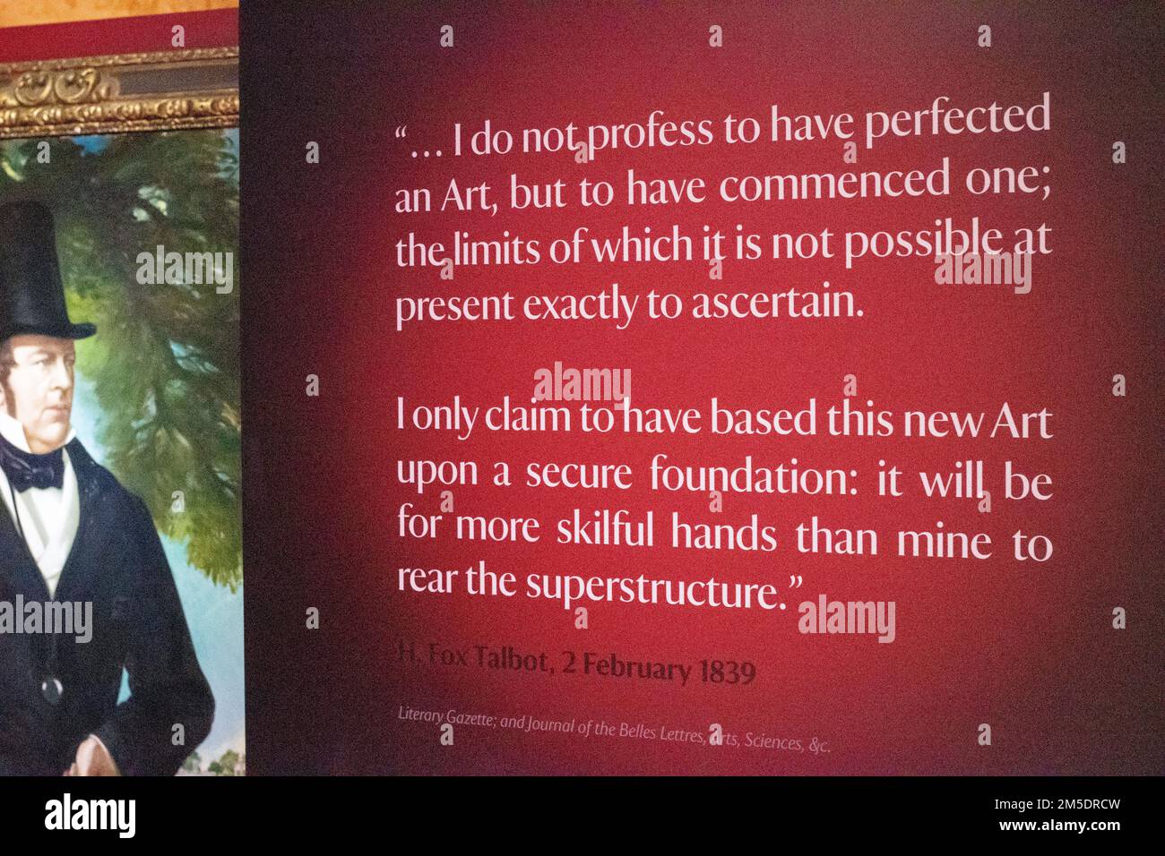 Exposition avec le portrait et la citation de Henry Fox Talbot, pionnier de la photographie, inventeur, dans la partie musée de l'abbaye de Lacock, Lacock, Royaume-Uni Banque D'Images