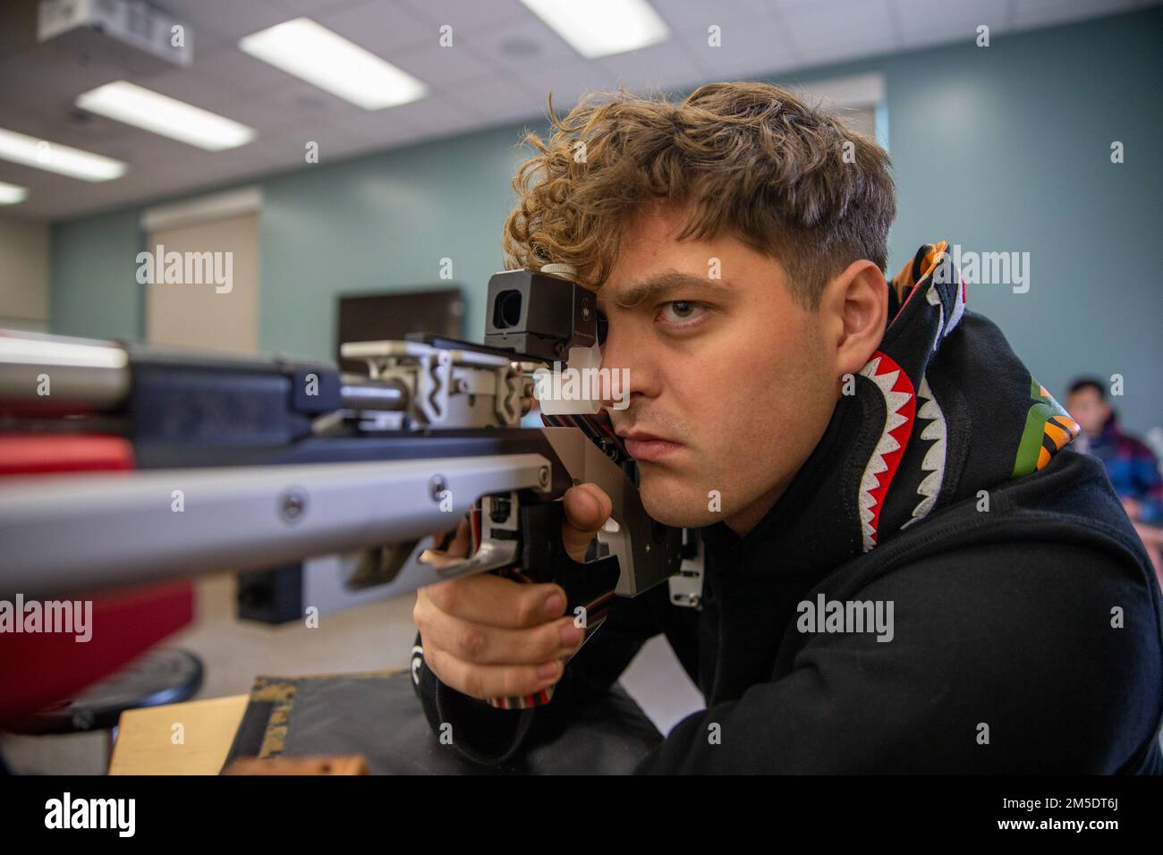 ÉTATS-UNIS Le Cpl. Frank Chiacchiera, un rifleman avec un régiment de guerriers blessés, tire un Feinwerkbau, modèle 700, pour une fusillade lors des épreuves du corps de Marine (MCT) de 2022 sur le camp Pendleton, en Californie, au 5 mars 2022. Le MCT est une occasion pour les membres du Service de récupération de démontrer leurs réalisations et sert de lieu principal pour sélectionner les participants du corps de Marine pour les Jeux du guerrier du DoD. Banque D'Images