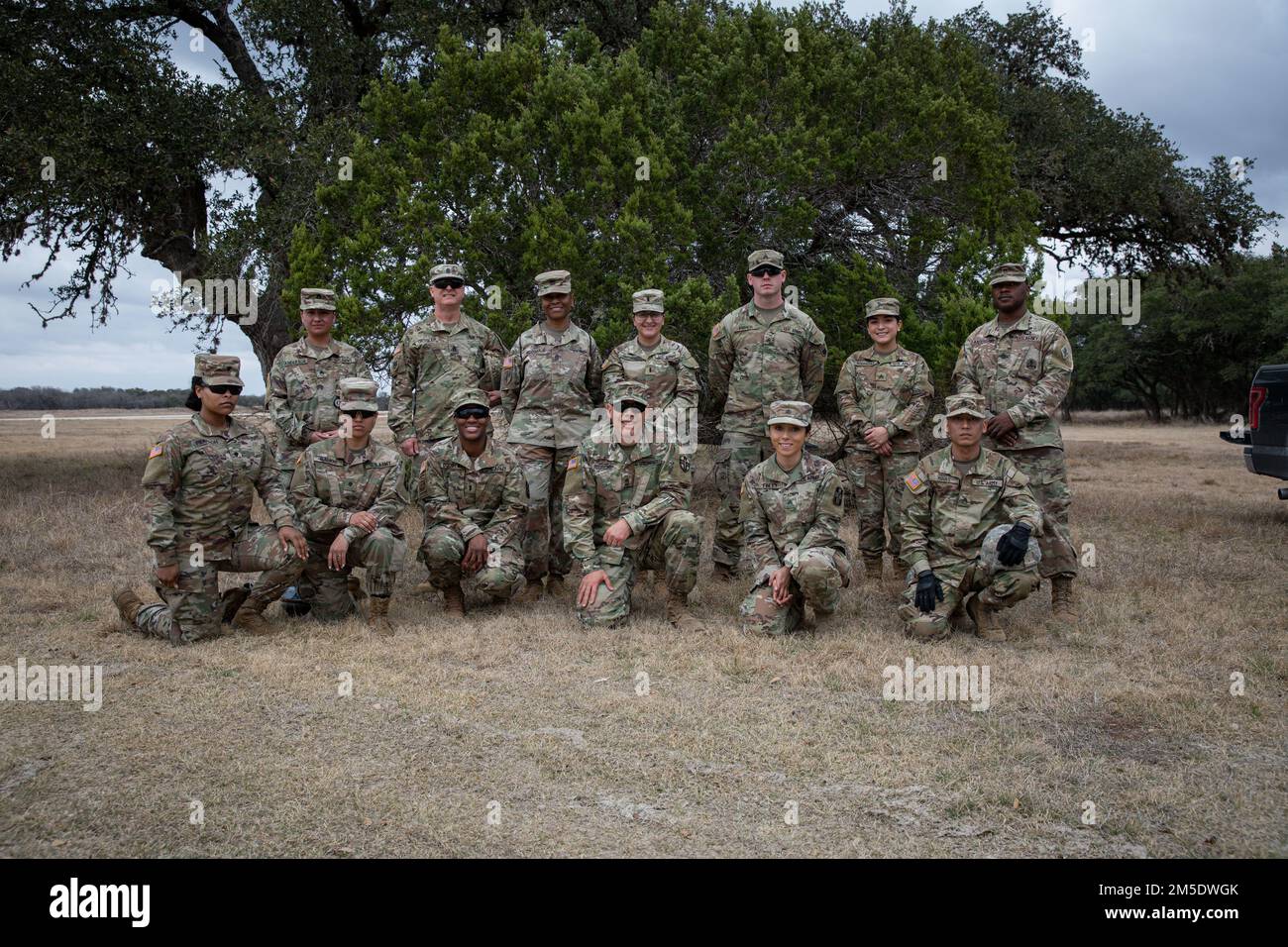 ÉTATS-UNIS Le cadre de la Réserve militaire pose pour une photo avant l'événement d'entraînement de chargement chaud/froid à la meilleure compétition de guerrier du consortium de 3 mars à la 6 au Camp Bullis à San Antonio, Texas. Le consortium BWC de 2022 comprend une marche de 12 milles de ruck, des qualifications d'armes, le test de condition physique de combat de l'Armée de terre, la survie de l'eau, le cours d'obstacle, la navigation terrestre, et la guerre urbaine. Ce concours a été organisé conjointement par des soldats du Commandement de l'instruction 80th, du Commandement médical 807th, du Commandement de l'intervention opérationnelle 76th, de la Division de l'état de préparation 63rd, du 81st RD, du 88th RD et du 99th RD. Banque D'Images