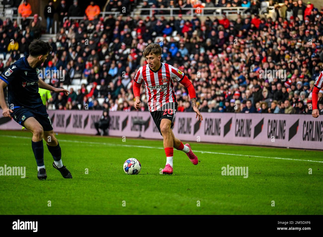 Jack Clarke, avant de l'AFC Sunderland, prend la défense de Blackburn Rovers au Championnat EFL. Banque D'Images