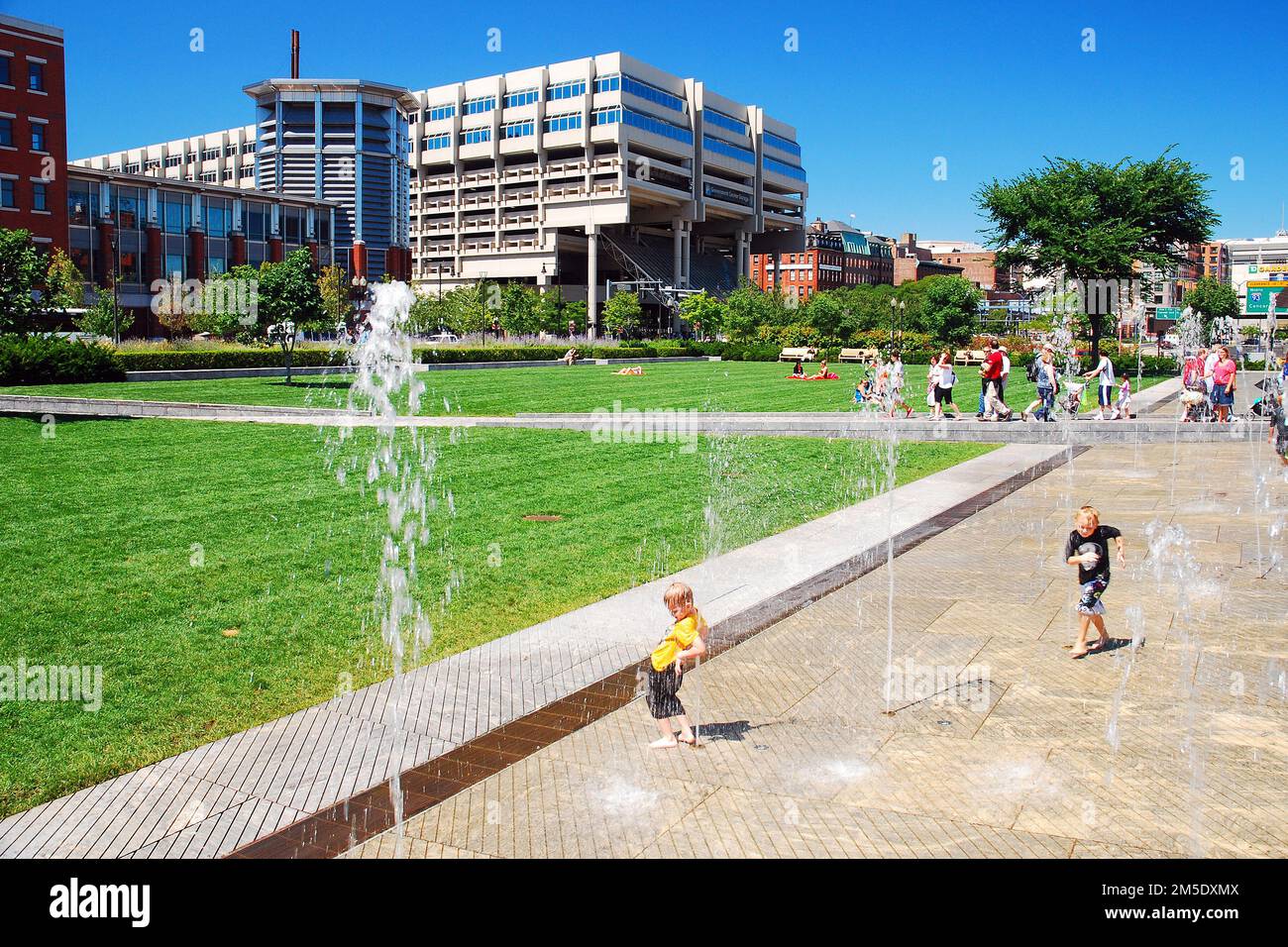 Les enfants jouent dans les fontaines du Rose Kennedy Greenway à Boston, créé dans le cadre du projet Big Dig Banque D'Images