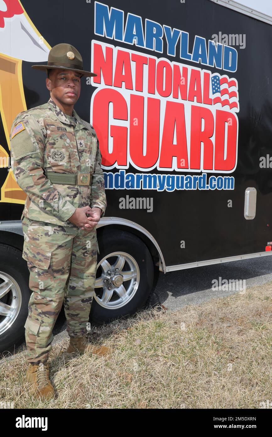 Le Sgt. 1st Class Quintin Queen, un sergent d'exercice principal affecté au bataillon de recrutement et de rétention de la Garde nationale du Maryland, pose une photo devant une remorque du MDNG pendant un week-end d'exercice au Camp Fretterd Military Reservation à Reisterstown, Maryland, on 5 mars 2022. Queen a déclaré que son but en tant que sergent d'exercice principal est de s'assurer que les soldats du programme de soutien des recrues sont bien préparés avant l'expédition à l'entraînement de combat de base. Banque D'Images