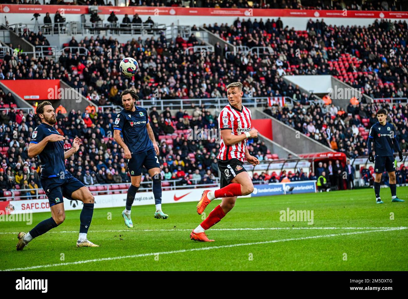 Le défenseur de Sunderland AFC Dan Ballard se dirige vers le but Blackburn Rovers dans le championnat EFL. Banque D'Images