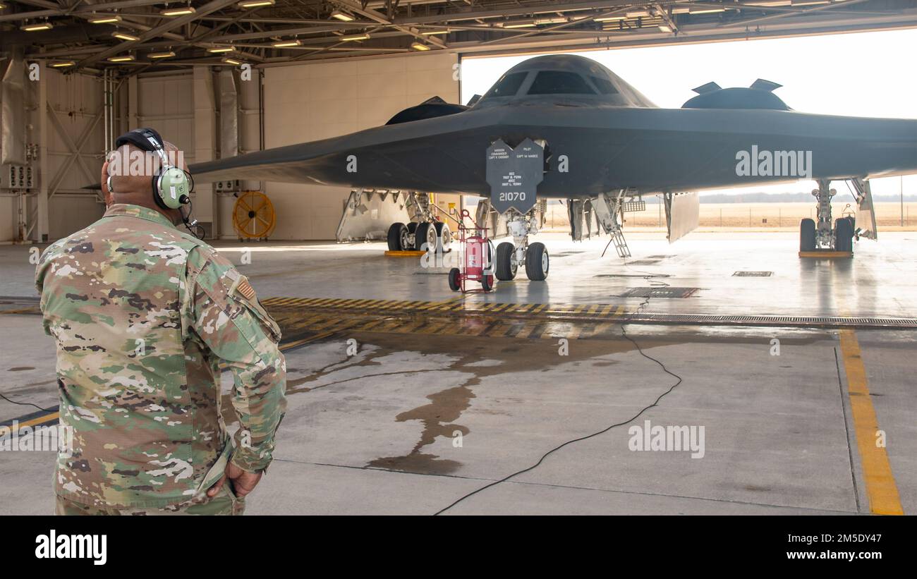 Le sergent-chef Leroy McCardell Jr., 131st, sergent-chef du commandement de la Force aérienne de la Bomb Wing, visite la ligne de vol à la base aérienne de Whiteman, Missouri (6 mars 2022). McCardell a rencontré 131st chefs d'équipage du Groupe de maintenance et les a aidés à marsher et à lancer un bombardier furtif B-2 Spirit. Banque D'Images