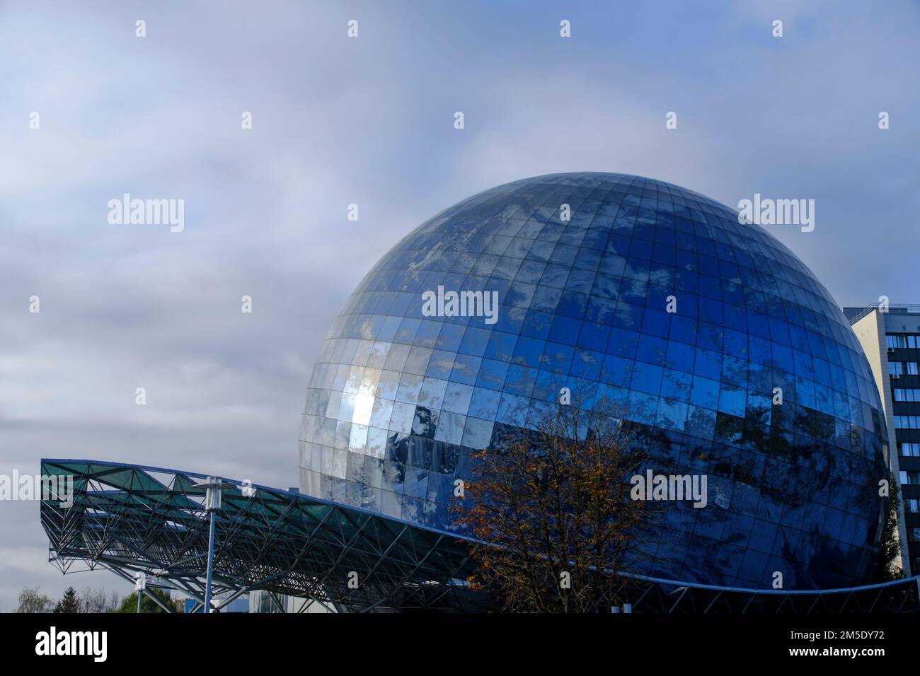 Russie, Kaliningrad, 31 octobre 2022, verre, miroir de la sphère ronde Musée de l'Océan mondial Banque D'Images