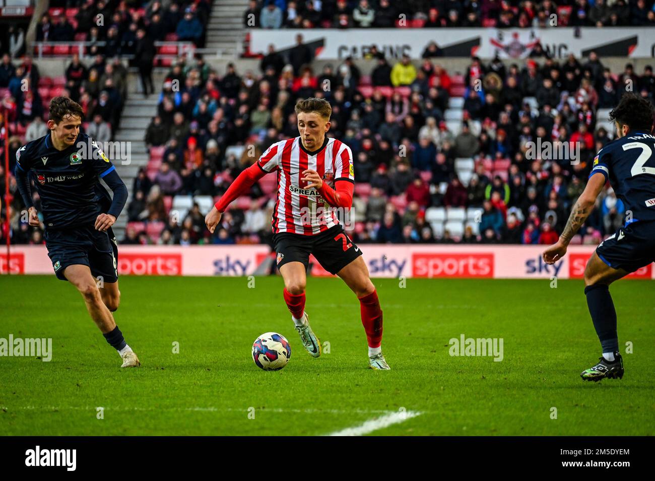 DaN Neil, milieu de terrain de l'AFC Sunderland, en action contre Blackburn Rovers dans le championnat de l'EFL. Banque D'Images