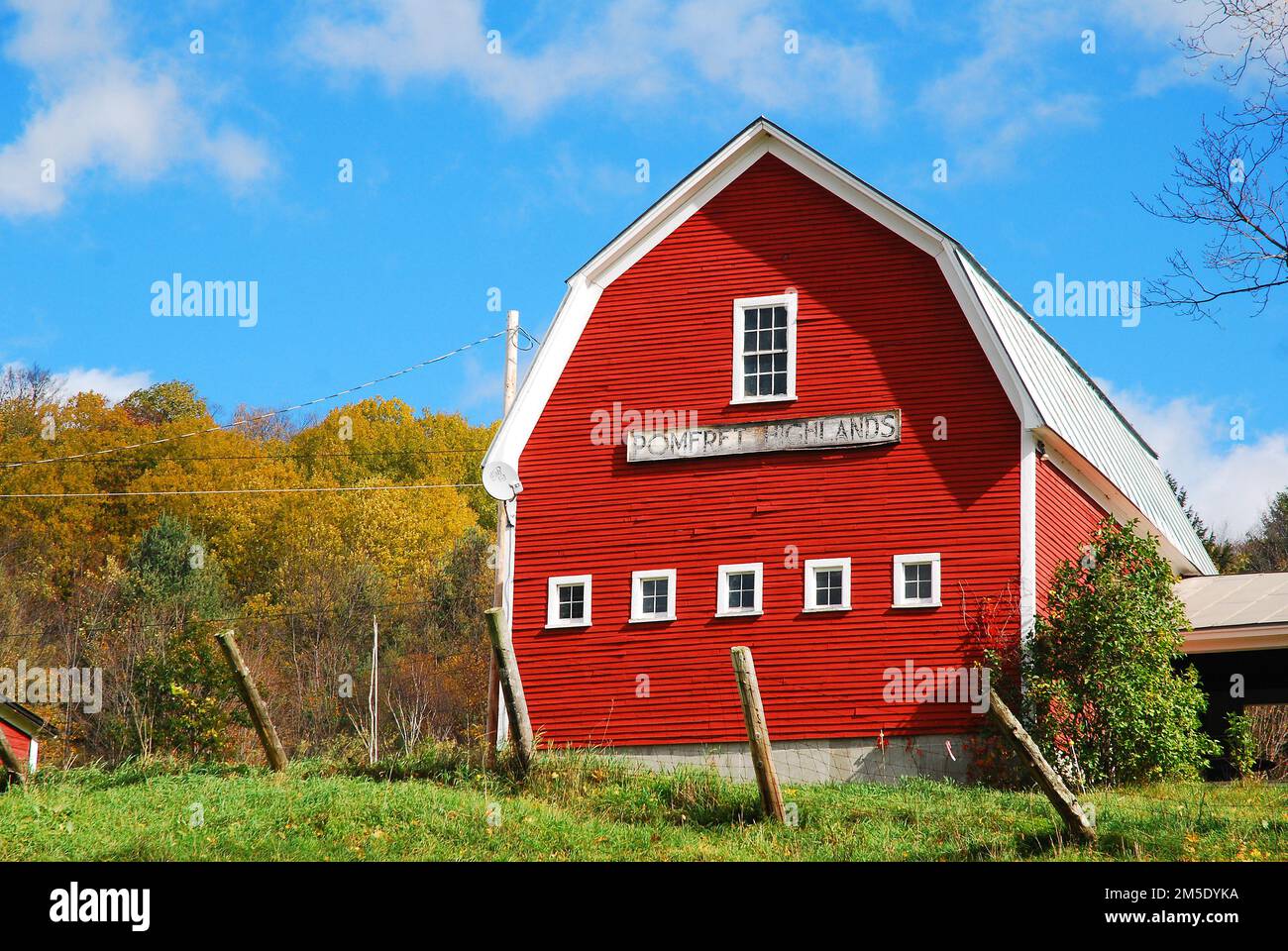 Une grange rouge se dresse sur une ferme laitière, entourée de couleurs d'automne et de feuillage d'automne, dans la campagne du Vermont Banque D'Images