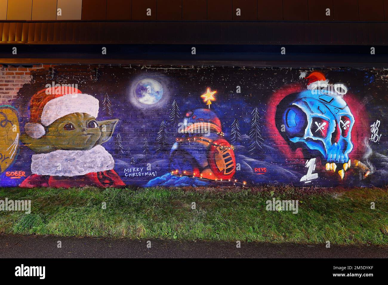 La fresque Star Wars avec Yoda à Santa Hat et BB8 lumières de Noël a été créée sur un mur à 