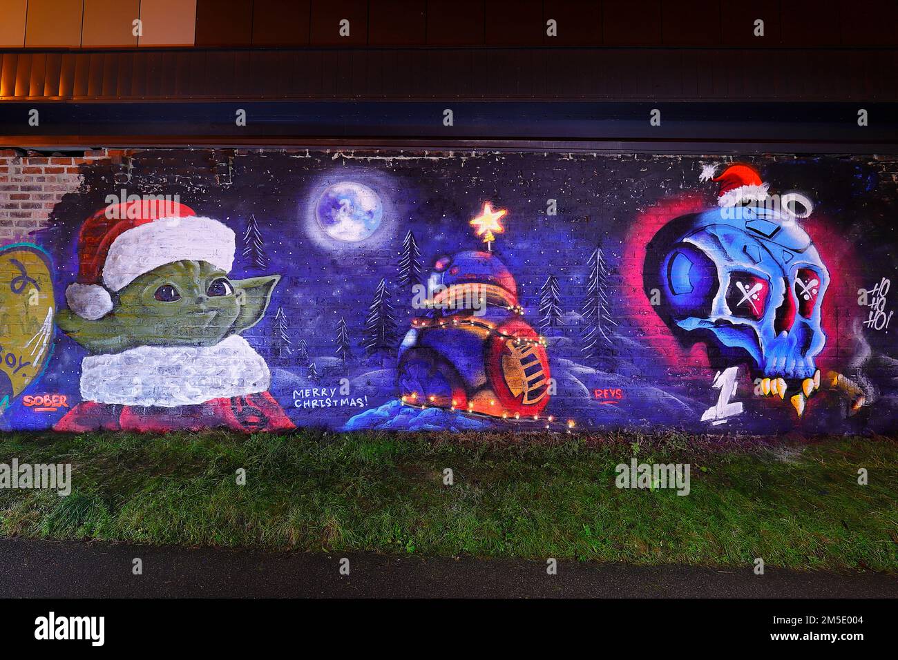 La fresque Star Wars avec Yoda à Santa Hat et BB8 lumières de Noël a été créée sur un mur à 