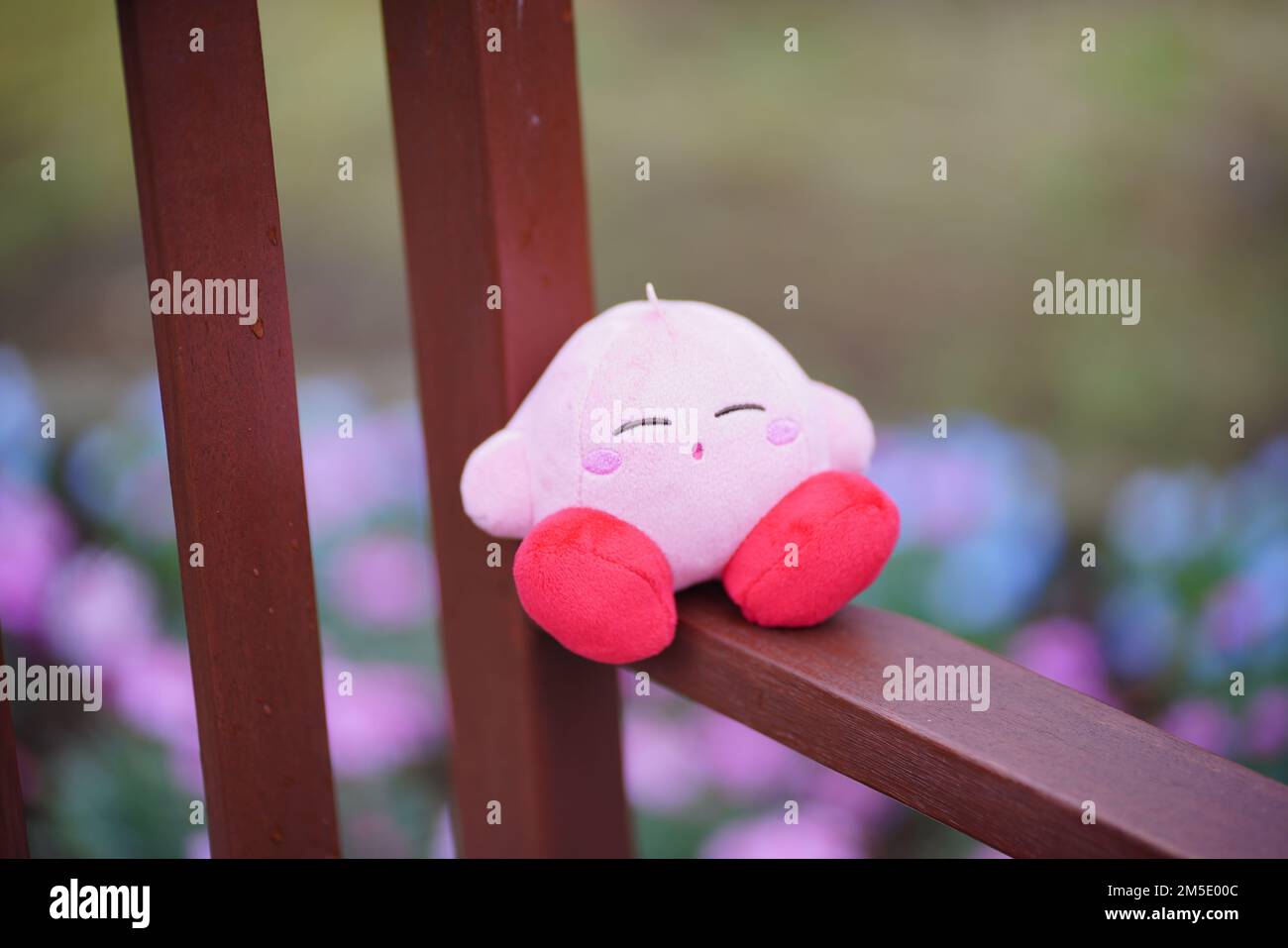 Un personnage de jeu japonais Kirby peluche jouet sur un poteau en bois  Photo Stock - Alamy