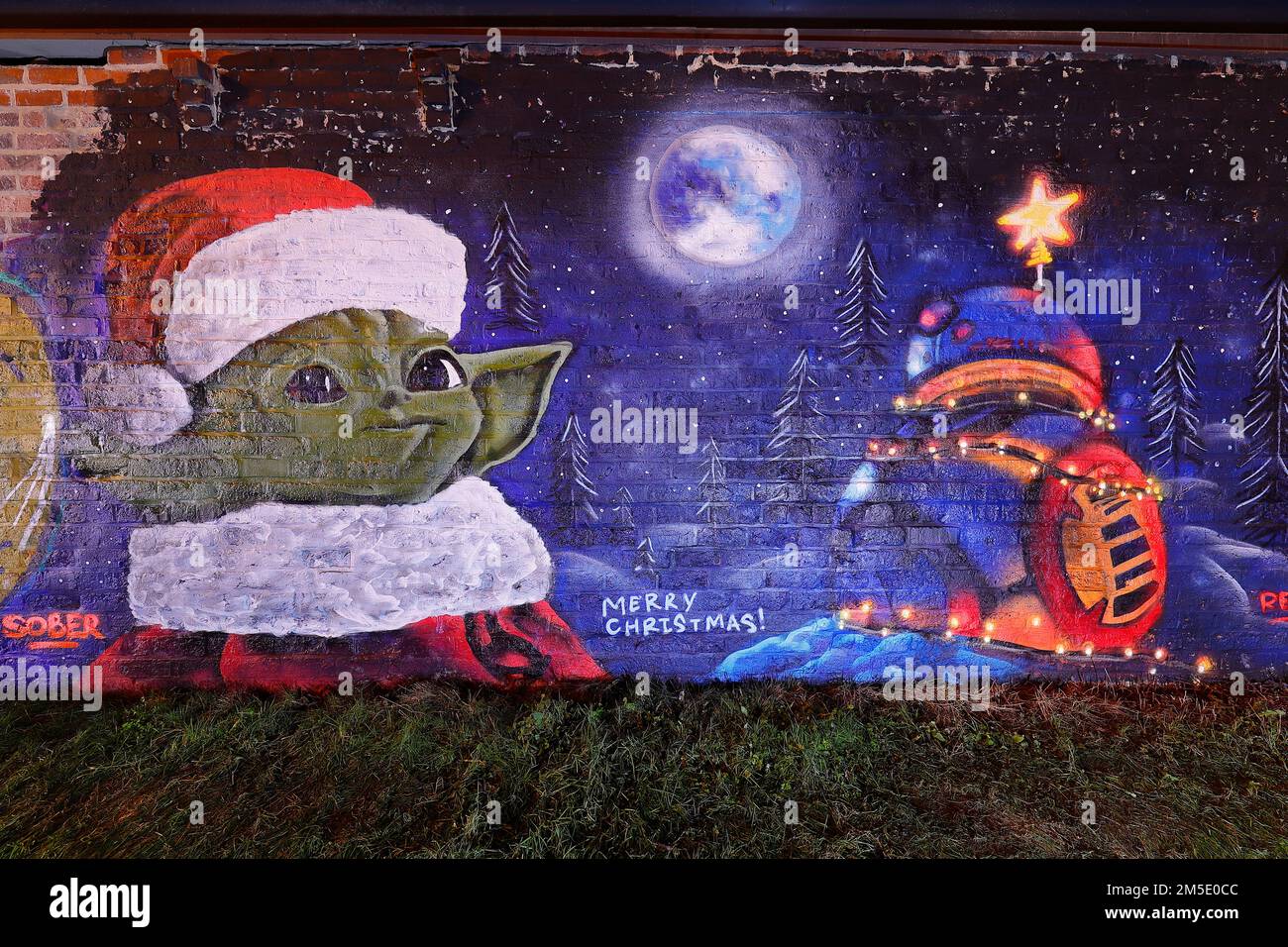 La fresque Star Wars avec Yoda à Santa Hat et BB8 lumières de Noël a été créée sur un mur à Leeds par les artistes Laffiti & Northern Mural Co Banque D'Images