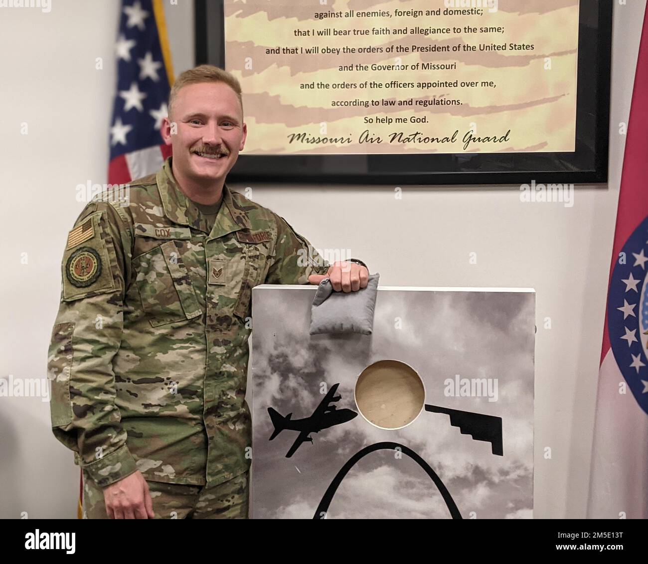 Le sergent d'état-major Johnny Cox est recruteur à la 131st Bomb Wing, de la Garde nationale de l'air du Missouri, ainsi qu'un joueur professionnel de cornhole. Que ce soit sur la base, dans la communauté ou sur le terrain, Cox représente l'intégrité, le service et l'excellence des aviateurs du Missouri. Banque D'Images