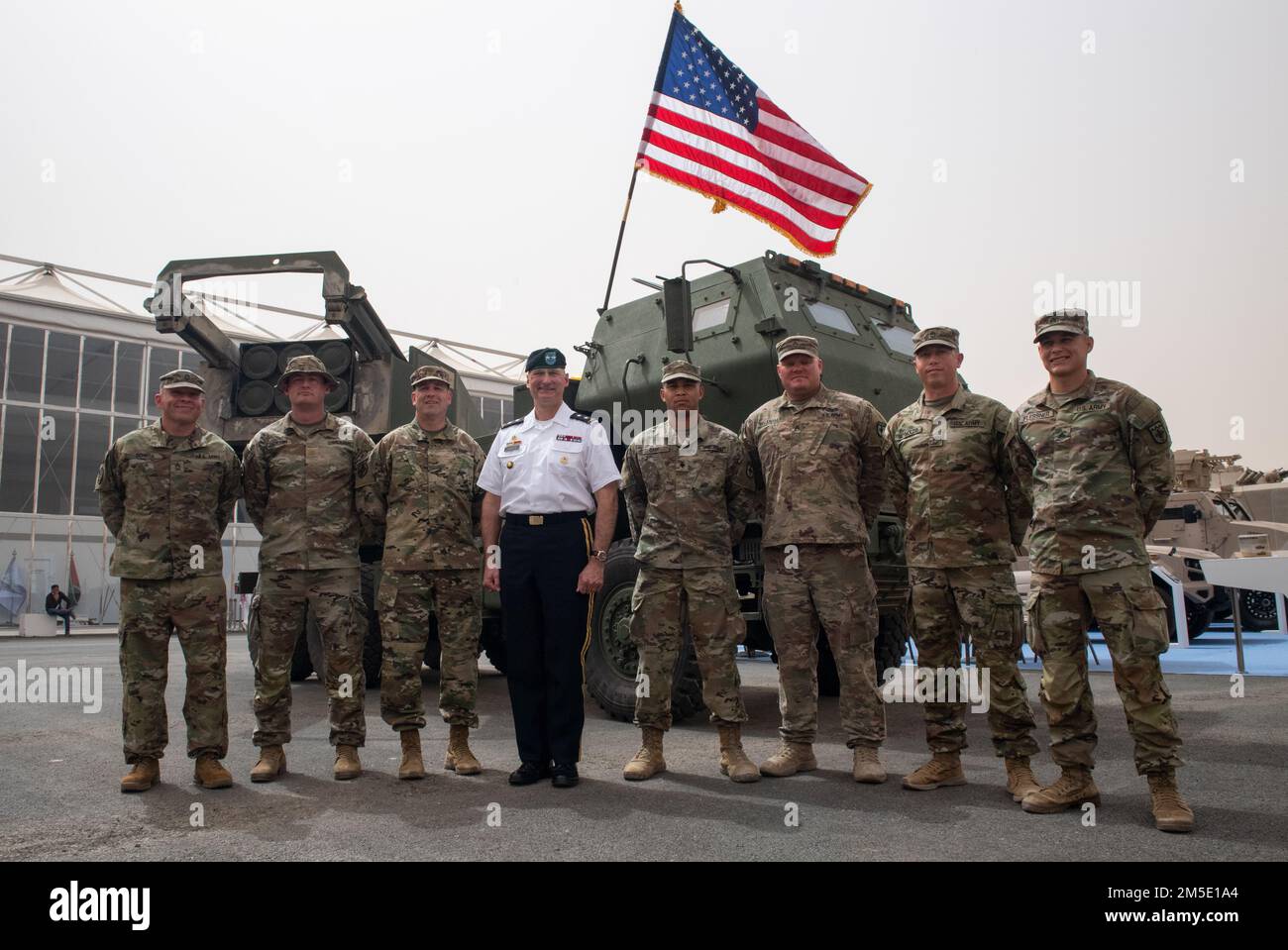 ÉTATS-UNIS Le général de division Wendul Hagler de l'armée des États-Unis, commandant général adjoint central de l'armée des États-Unis, pose avec les États-Unis Armée 3rd Bataillon, 157th Artillerie de campagne régiment les soldats devant les États-Unis M142 le système de fusée de l'Artillerie de haute mobilité est exposé au salon mondial de la Défense à Riyad, Royaume d'Arabie saoudite, 6 mars 2022. Le système HImars est un système d'armes de frappe de précision à roues qui fournit un soutien de précision à distance et à longue distance aux tirs de roquettes et de missiles pour les forces de combat. La participation des États-Unis au World Defense Show s'appuie sur notre relation forte avec le Royaume d'Arabie Saoudite et renforce notre relat Banque D'Images