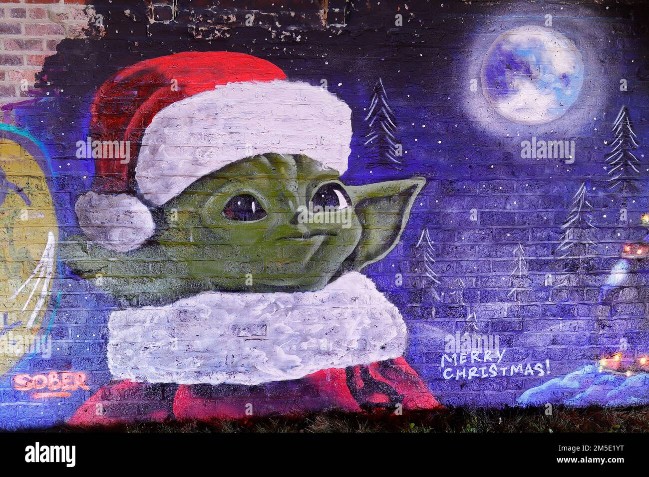 Gros plan d'une fresque Star Wars de Noël à Leeds avec Yoda dans un chapeau de Père Noël. Créé par l'artiste Laffiti & Northern Mural Co Banque D'Images