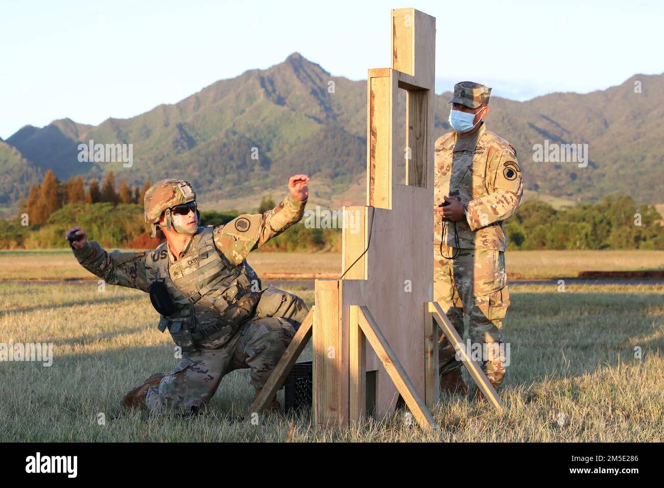 Le soldat de la Garde nationale de l'armée d'Hawaï (HIARNG), le Sgt Trevor J. Castro, un réparateur d'hélicoptère du 1-183 Aviation Regiment, commandant de 103rd troupes, lance une grenade lors de l'événement mystère de la compétition du meilleur guerrier de HIARNG (BWC), caserne de Schofield, Hawaï, 6 mars 2022. Les concurrents ont simulé la visée d'une zone cible sous un incendie ennemi. Banque D'Images