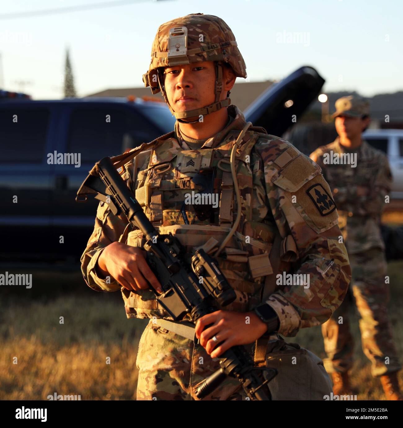 Le soldat de la Garde nationale de l'armée d'Hawaï (HIARNG), le sergent Fred M. Lino Jr., un réparateur d'armes légères et d'artillerie affecté à la troupe Echo, la Compagnie de soutien avancé (FCS), 227th Brigade Engineer Battalion (BEB), prépare l'épreuve de la mine Claymore dans la zone X, caserne Schofield, Hawaï, 6 mars 2022. La compétition du meilleur guerrier (BWC) est un événement annuel de trois jours auquel des soldats et des officiers non-commissionnés (NCO) de la Garde nationale de l'Armée de terre d'Hawaï et de la Réserve de l'Armée de terre d'Hawaï se disputent le titre de « meilleur guerrier ». La CBB a testé la capacité individuelle des soldats à s'adapter et à surmonter des scénarios difficiles Banque D'Images