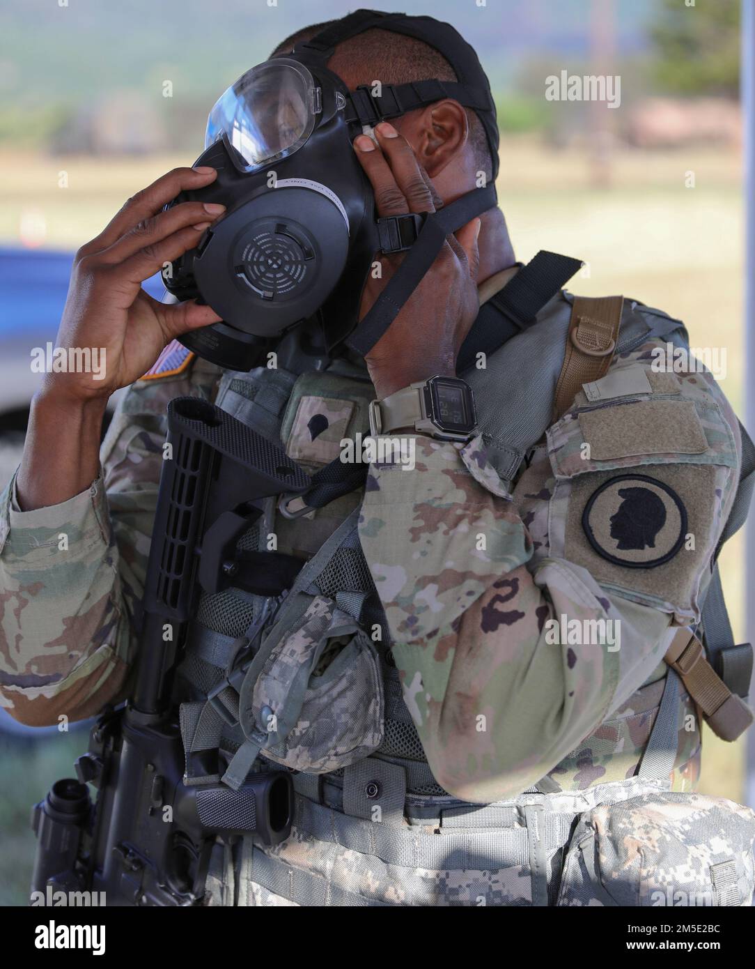 Le soldat de la Garde nationale de l'armée d'Hawaï (HIARNG), SPC. Kevin T. Brown, spécialiste des communications de masse affecté au Détachement des affaires publiques mobiles de 117th, commandement des troupes de 103rd, démontre comment décontaminer correctement les tâches de l'insigne d'expert (ESB) de la compétition des meilleurs guerriers de HIARNG, casernes de Schofield, Hawaï, 6 mars 2022. Les concurrents ont simulé une attaque chimique/biologique puis se sont décontaminés eux-mêmes et l'équipement. Banque D'Images