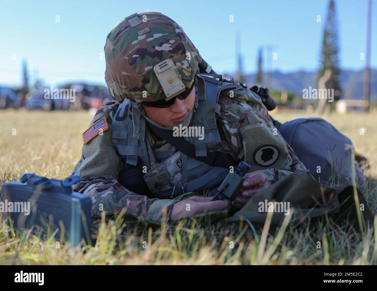 Le soldat de la Garde nationale de l'armée d'Hawaï (HIARNG), le sergent Trevor J. Castro, un réparateur d'hélicoptère du 1-183 Aviation Regiment, commandant de 103rd troupes, emploie une mine Claymore lors de l'événement de tâches de l'insigne du soldat expert (ESB) de la compétition du meilleur guerrier de HIARNG, caserne de Schofield, Hawaï, 6 mars 2022. Castro a simulé l'emploi et le tir d'une mine Claymore dans le délai imparti de l'événement. Banque D'Images