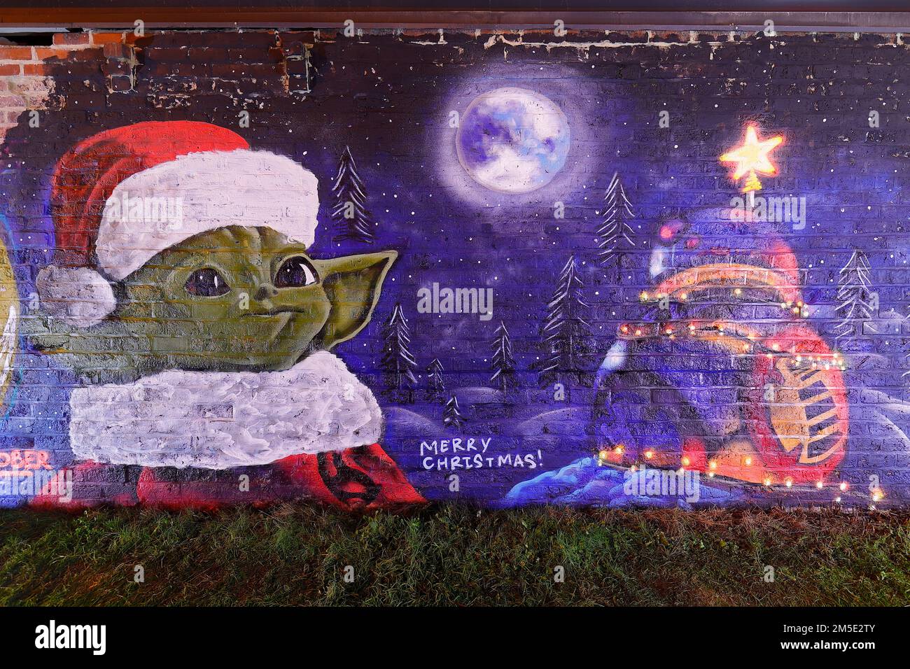La fresque Star Wars avec Yoda à Santa Hat et BB8 lumières de Noël a été créée sur un mur à 