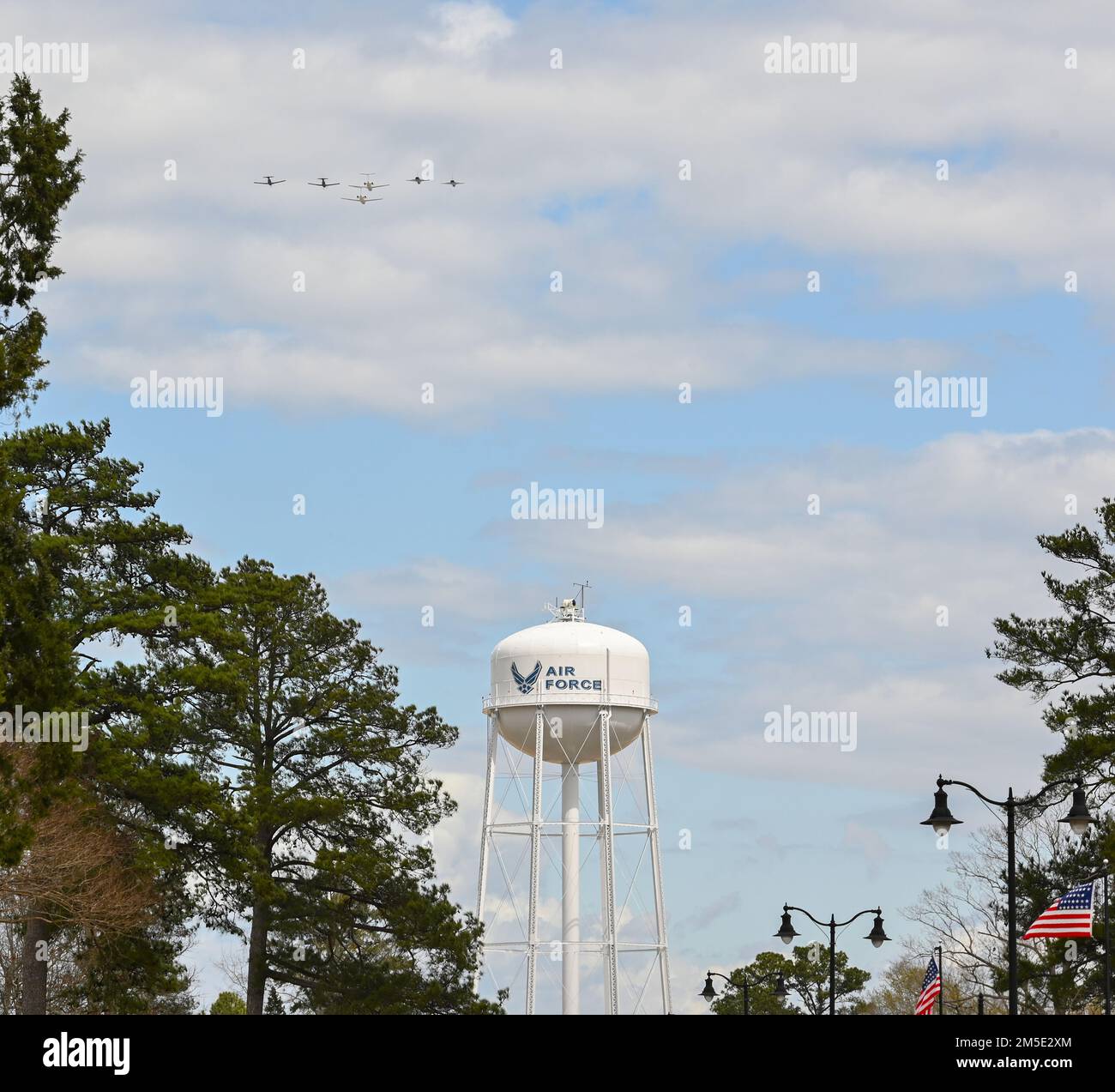 Une formation de six navires composée de deux T-38C Talons, de deux T-1A Jayhawks et de deux T-6A Texan IIS effectue un survol, sur 6 mars 2022, à la base aérienne de Columbus, au Mils Les trois types d'aéronefs représentent les trois phases de l'entraînement des pilotes à la base aérienne de Columbus. Banque D'Images