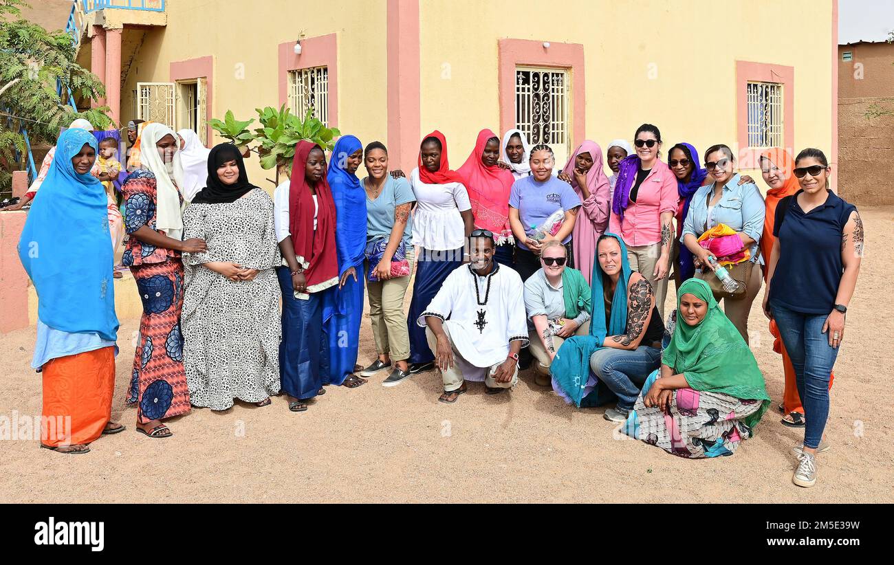 L’Association des femmes de la base aérienne 201 et l’Association des femmes Tedhilt posent pour une photo de groupe lors d’une célébration de la Journée internationale de la femme à Agadez, Niger, 6 mars 2022. La Journée internationale de la femme (8 mars) est une journée mondiale qui célèbre les réalisations sociales, économiques, culturelles et politiques des femmes. Il sensibilise également à la partialité et accélère l'égalité des sexes. Banque D'Images