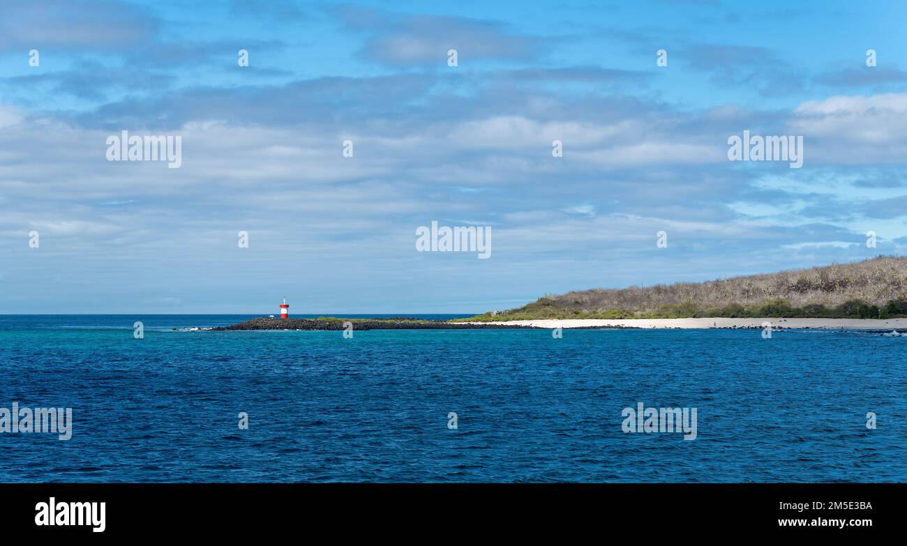 Plage de point Carola avec phare près de Puerto Baquerizo Moreno, parc national de Galapagos, Equateur. Banque D'Images