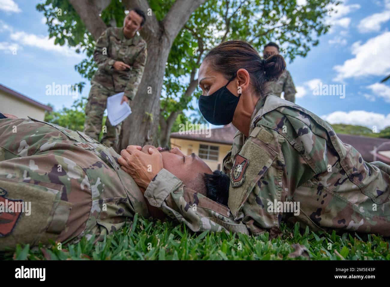 Le Groupe de soutien régional de 624th a mené une formation sur les soins de sécurité au combat tactique à la base conjointe Pearl Harbour-Hickam 5 mars 2022. Le TCCC a été établi par les États-Unis Le commandement des opérations spéciales et est maintenant le champ de bataille des soins préhospitaliers. La formation garantit que les professionnels de la santé sont prêts à fournir des soins médicaux précoces et durables au personnel blessé. L’état de préparation global de l’AFRC dépend de l’état de préparation individuel de chaque citoyen Airman. Banque D'Images