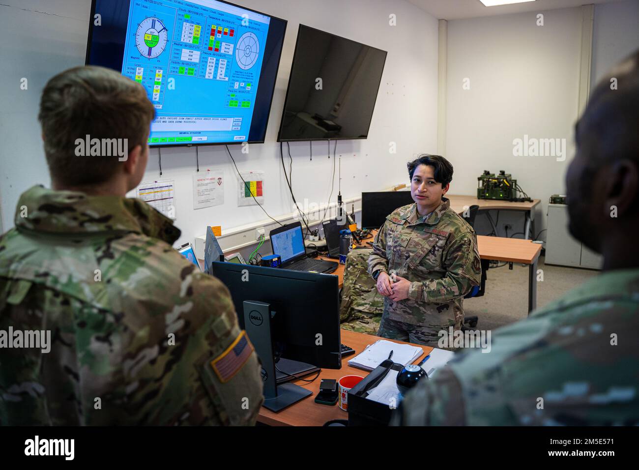 ÉTATS-UNIS Le sergent d'état-major de la Force aérienne, Amber Cordova, officier météorologique du personnel affecté à l'escadron météorologique de combat expéditionnaire de 13th, présente les données météorologiques à deux États-Unis Soldats de l'armée, affectés au bataillon d'hélicoptères d'assaut de 3rd, 227th Aviation Regiment, en Roumanie, 6 mars 2022. 13th OFS de l'ECWS, affectés à l'escadre des opérations aériennes au sol de 435th, s'intègrent aux États-Unis Les unités de l'armée fourniront des mises à jour météorologiques en temps opportun à l'appui des opérations de l'OTAN et des opérations partenaires. Banque D'Images