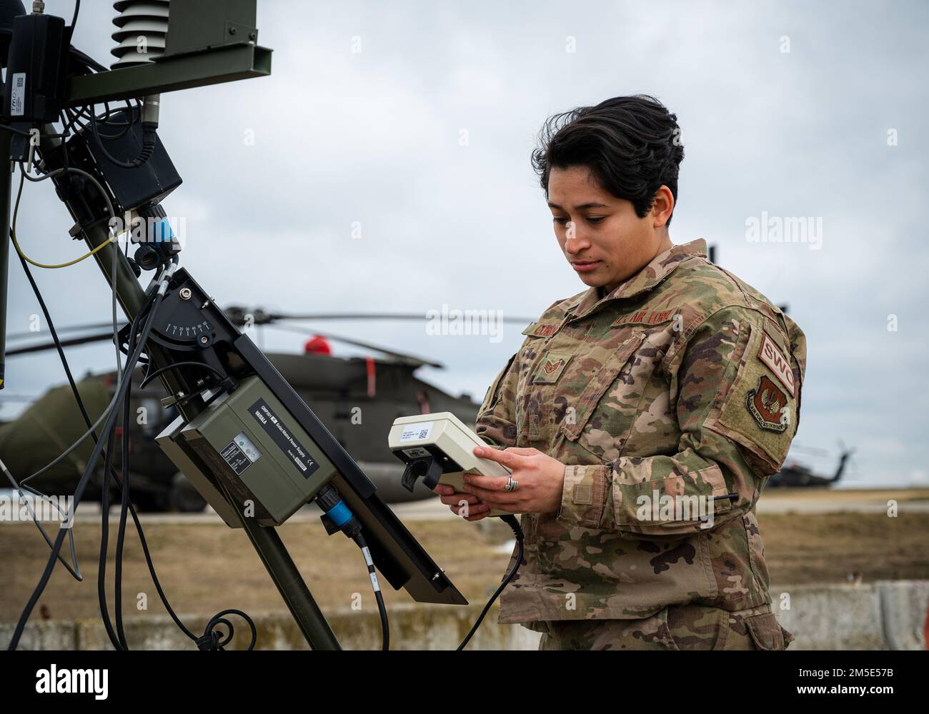 ÉTATS-UNIS Le sergent d'état-major de la Force aérienne Amber Cordova, officier météorologique affecté à l'escadron de combat expéditionnaire 13th, recueille des données météorologiques en Roumanie, au 6 mars 2022. 13th OFS de l'ECWS, affectés à l'escadre des opérations aériennes au sol de 435th, s'intègrent aux États-Unis Les unités de l'armée fourniront des mises à jour météorologiques en temps opportun à l'appui des opérations de l'OTAN et des opérations partenaires. Banque D'Images