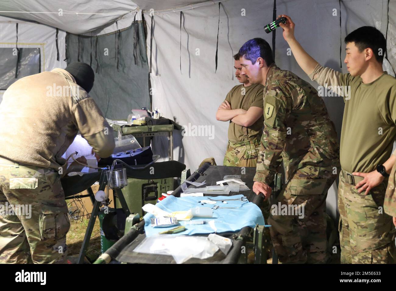 Les médecins affectés au 2nd Bataillon, 34th Armored Regiment, 1st Armored Brigade combat Team, 1st Infantry Division, effectuent des exercices d'entraînement pendant la grève des sabre 22 dans la zone militaire de Hradiště, dans le nord-ouest de la République tchèque, au 06 mars 2022. Banque D'Images