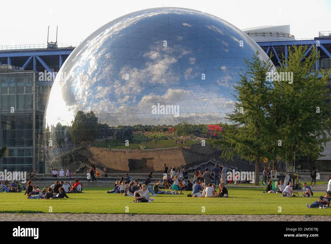 France, Paris, Parc de la Villette, le parc abrite l'une des plus grandes concentration de sites culturels de Paris, dont la Cité des Sciences et d'autres Banque D'Images