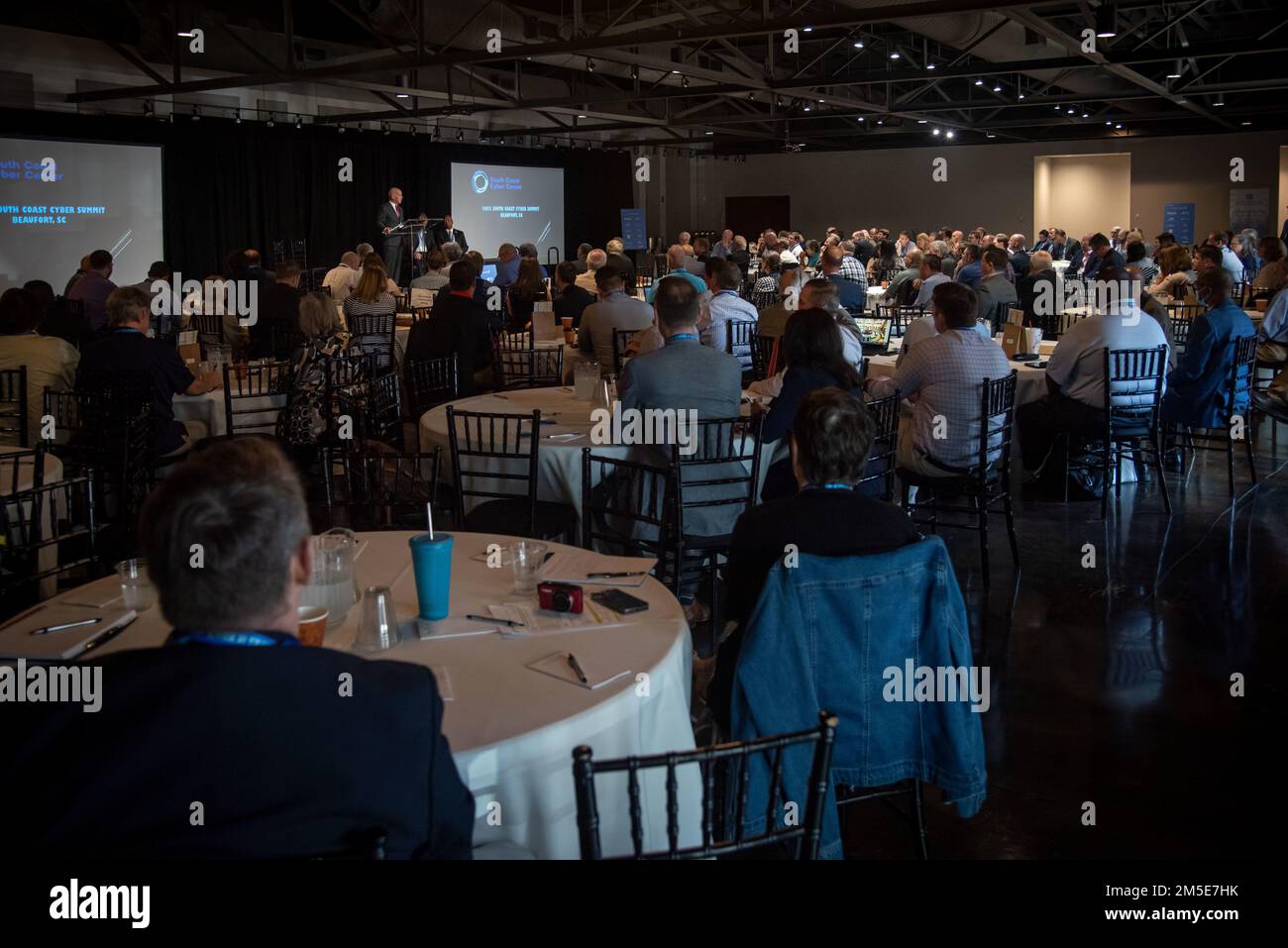 220307-N-GB257-001 BEAUFORT, L.C. (07 mars 2022) Centre de guerre d'information navale (CNI) le directeur exécutif de l'Atlantique, Peter C. Reddy, a signé une entente de partenariat en éducation (EPE) avec le président du Centre de cyberguerre de la côte sud (SCCC), Warren Parker, lors d'une cérémonie du 7 mars. L'EPA représente un effort de collaboration entre la NIWC Atlantique et le SCCC pour ouvrir l'ouverture d'expériences éducatives pour les étudiants afin d'accroître la compréhension de la guerre de l'information et de la cyberguerre. L'événement a eu lieu en conjonction avec le South Coast Cyber Summit, qui a inclus des remarques liminaires de S.C. Gouverneur Henry McMaster. Banque D'Images