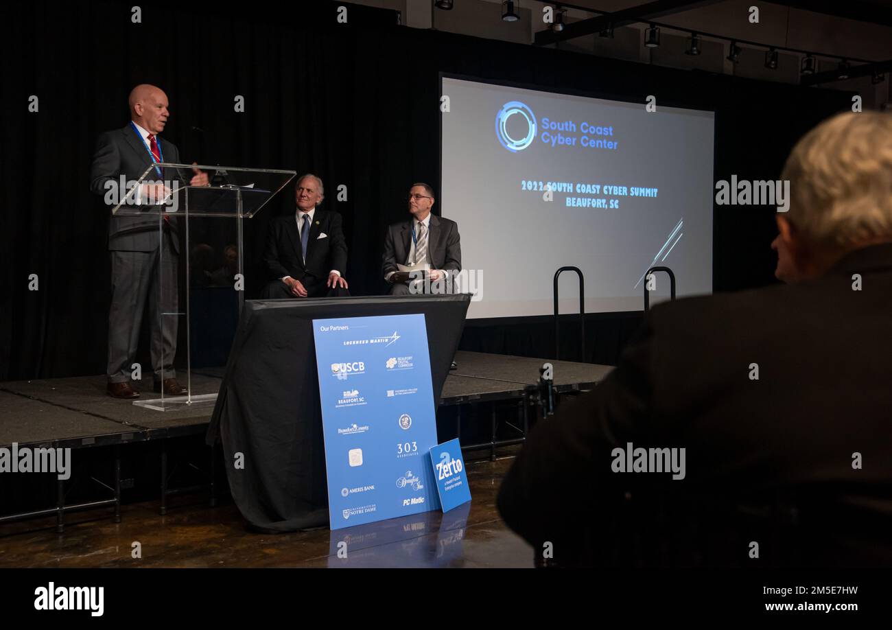 220307-N-GB257-003 BEAUFORT, L.C. (07 mars 2022) Warren Parker, président du South Coast Cyber Centre (SCCC), s'adresse aux participants au Sommet sur la cybersécurité de la côte sud, qui s'est tenu à Beaufort SC du 7 mars. Le gouverneur de la Caroline du Sud, Henry McMaster (au centre), a prononcé le discours d'ouverture et le directeur exécutif de l'Atlantique, le Naval information Warfare Centre (NIWC), Peter C. Reddy (à droite), a signé un accord de partenariat en éducation (APE) avec le SCCC au cours d'une cérémonie. L'EPA représente un effort de collaboration entre la NIWC Atlantique et le SCCC pour ouvrir l'ouverture d'expériences éducatives pour les étudiants afin d'accroître la compréhension de la In Banque D'Images