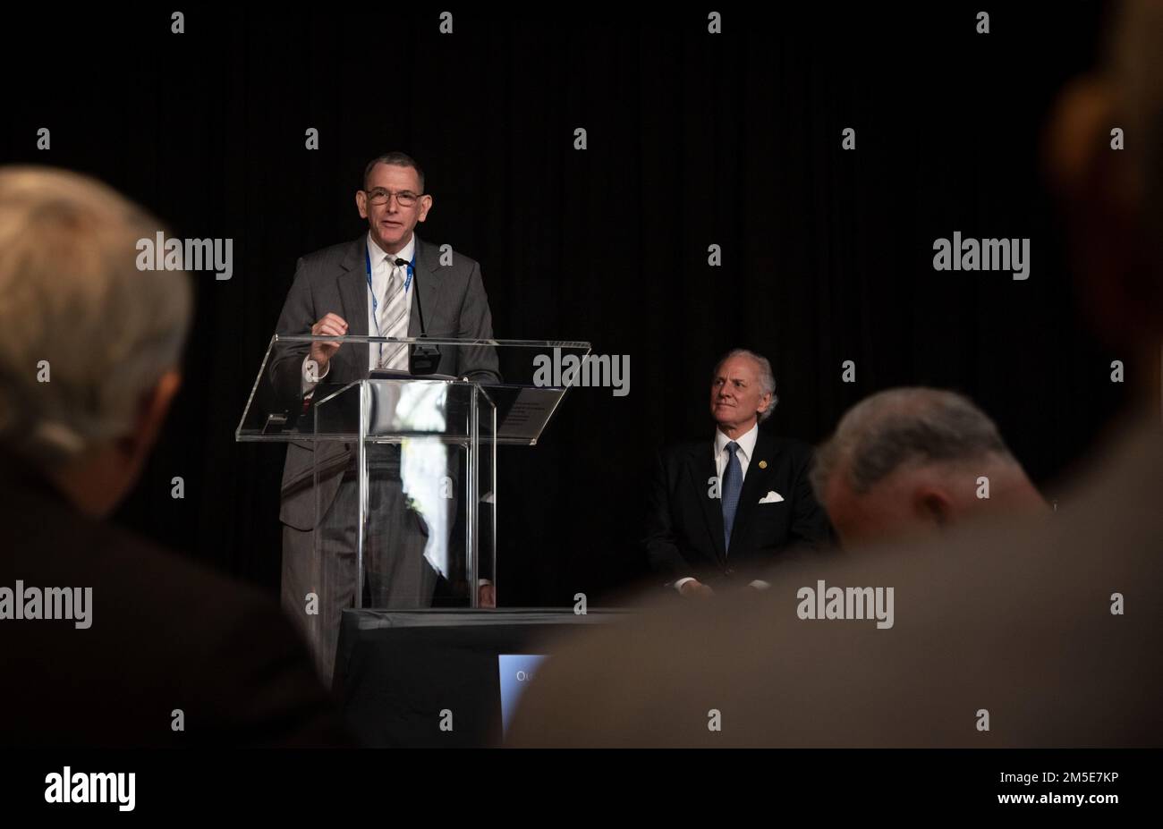 220307-N-GB257-004 BEAUFORT, L.C. (07 mars 2022) Centre de guerre d'information navale (CNI) Peter C. Reddy, directeur exécutif de l'Atlantique, s'adresse aux participants au Sommet cybernétique de la côte sud, où le gouverneur de Caroline du Sud, Henry McMaster (à gauche), a prononcé le discours-programme. Reddy a signé un accord de partenariat en matière d'éducation (EPA) avec le président du South Coast Cyber Centre (SCCC), Warren Parker, lors d'une cérémonie du 7 mars. L'EPA représente un effort de collaboration entre la NIWC Atlantique et le SCCC pour ouvrir l'ouverture d'expériences éducatives pour les étudiants afin d'accroître la compréhension de la guerre de l'information et de la cyberguerre. Banque D'Images