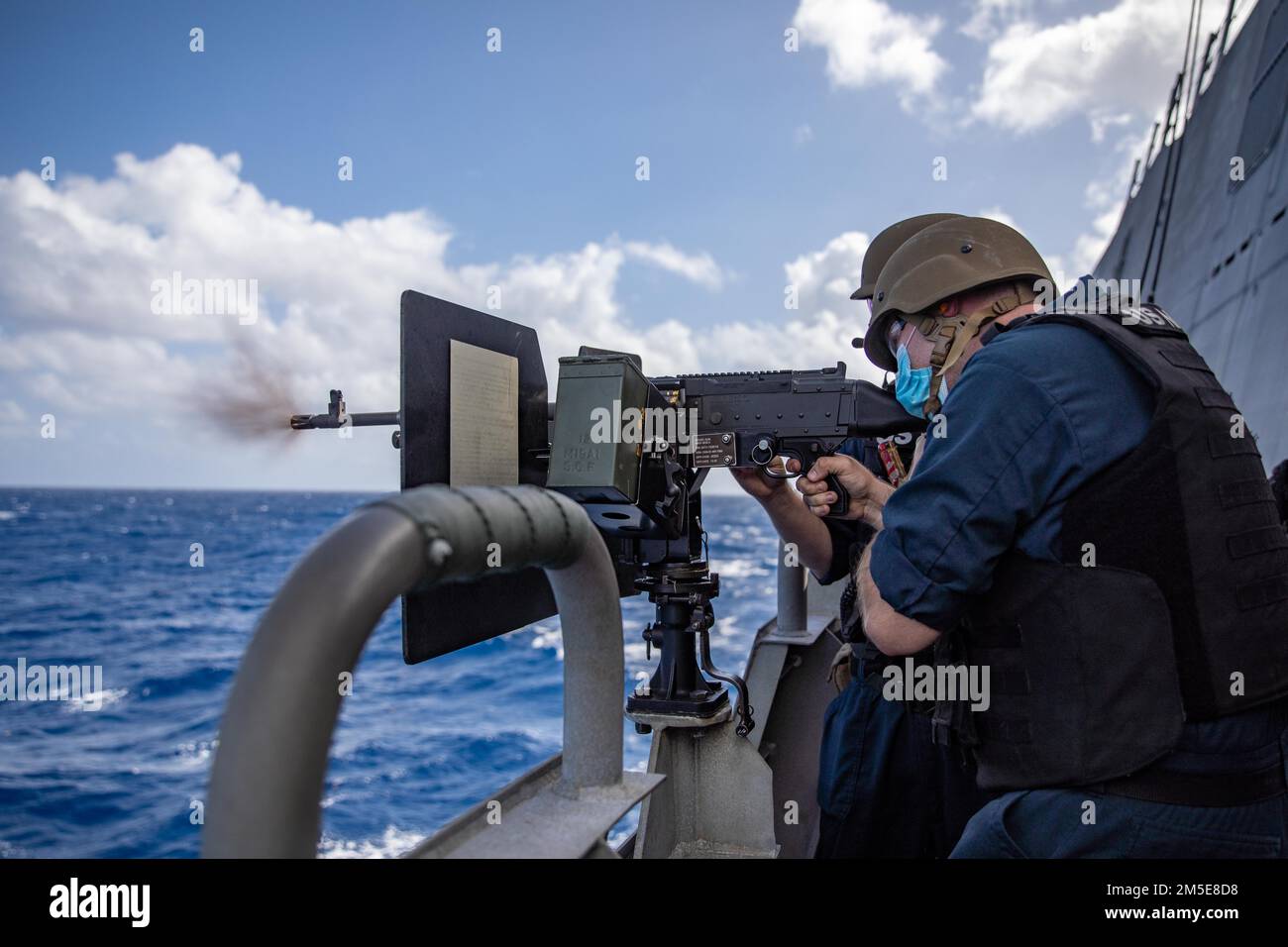 220307-N-HD110-1788 MER DES CARAÏBES - (7 mars 2022) -- feu Controlman 1st classe Edward Olona lance une mitrailleuse M240 lors d'une fusillade à bord du navire de combat littoral USS Freedom-variant Milwaukee (LCS 5), 7 mars 2022. Milwaukee est déployée dans la zone d’opérations de la flotte américaine 4th pour appuyer la mission de la Force opérationnelle interagences conjointe Sud, qui comprend des missions de lutte contre le trafic de drogues illicites dans les Caraïbes et le Pacifique oriental. Banque D'Images