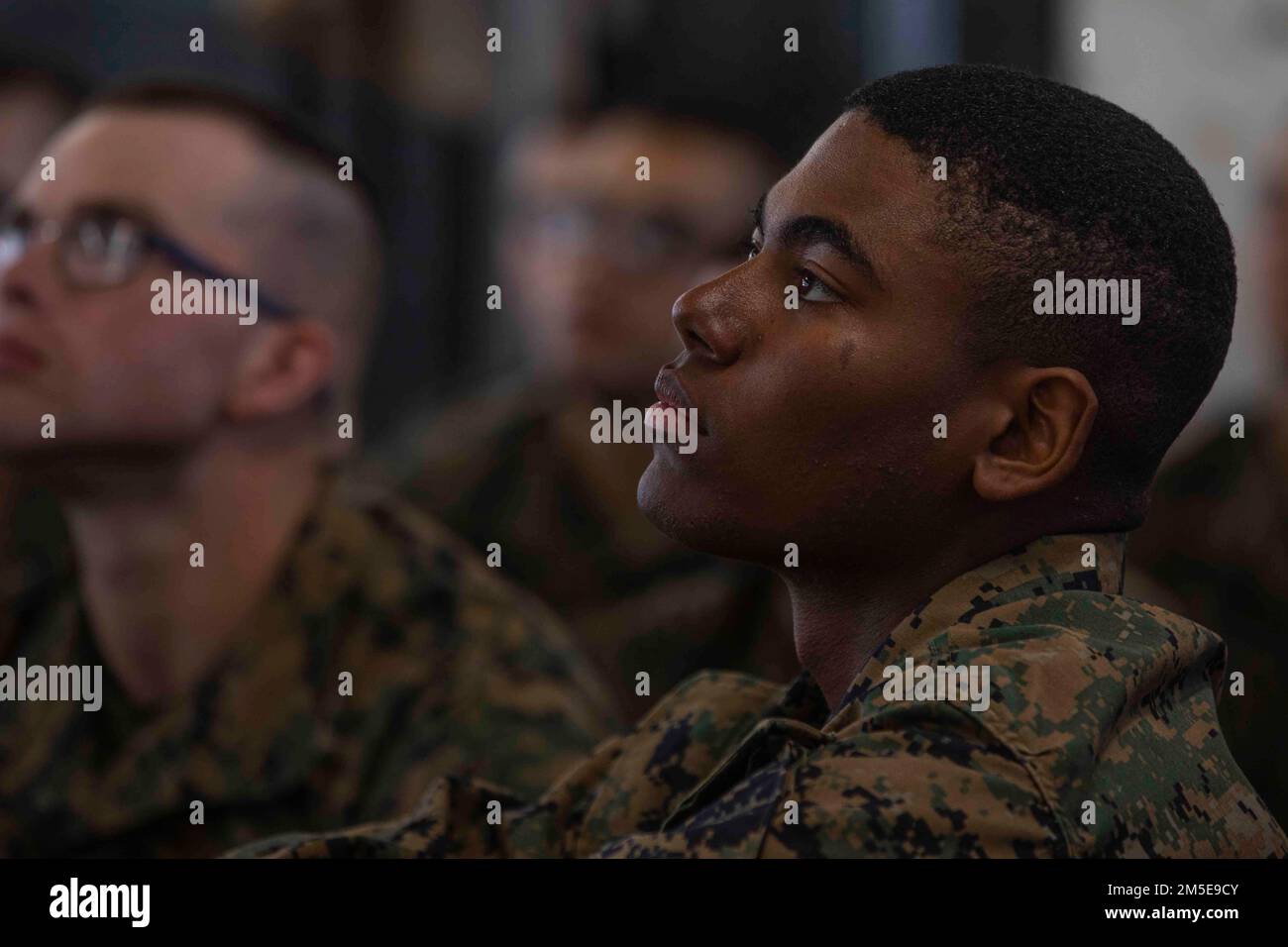 ÉTATS-UNIS Bryan Johnson, du Marine corps, avec Echo Company, 2nd Recruit Training Battalion, écoute comme une Marine à la retraite donne des conseils et conseille les nouvelles Marines lors de l'événement partager l'héritage au corps de recrutement de Marine Depot San Diego, 7 mars 2022. Le programme partager l'héritage a lieu avant l'obtention du diplôme afin de familiariser les nouvelles Marines avec la façon dont nos valeurs fondamentales ont influencé les expériences des Marines retraités, actifs et anciens. Les conférenciers invités ont mis l'accent sur les expériences qui mettent l'accent sur nos valeurs fondamentales d'honneur, de courage et d'engagement. Banque D'Images