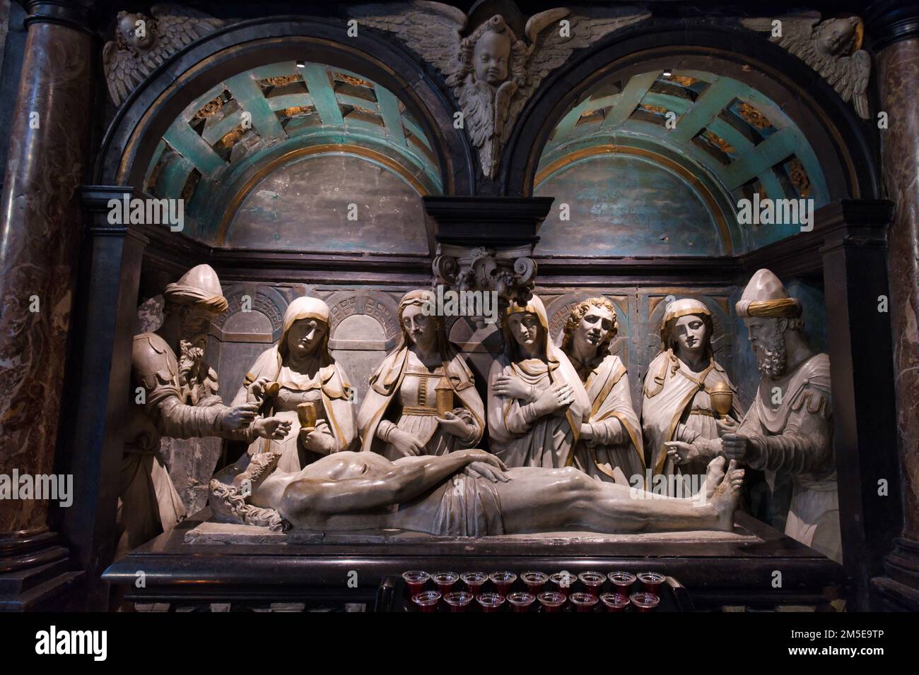 Groupe de statues avec Christ mort à l'intérieur de Saint Gudula et St. Cathédrale de Michael à Bruxelles Banque D'Images