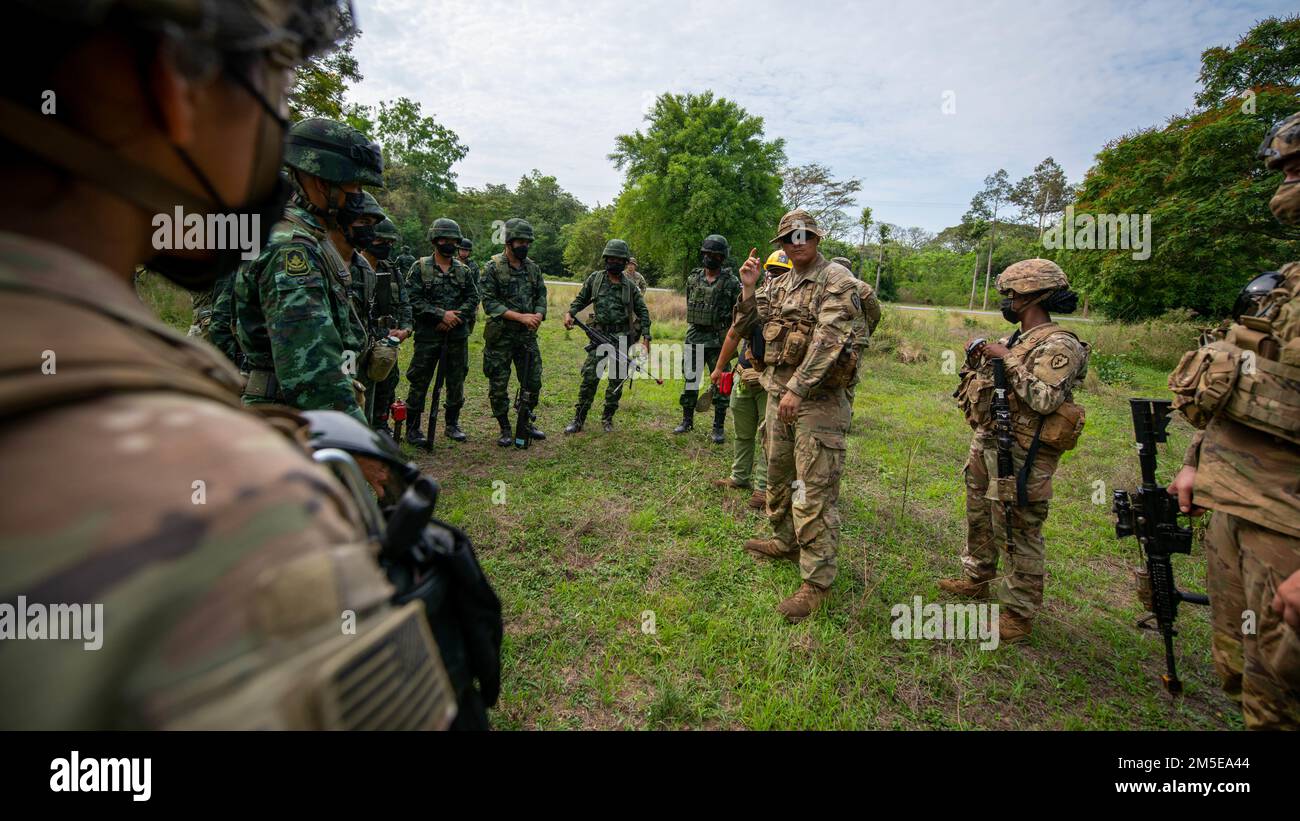 LE SGT Joshua Rodriguez, chef de l'entraînement de la jungle, Compagnie Alpha, 29th Brigade Engineer Battalion, 3rd Brigade combat Team, 25th Infantry Division, décrit les objectifs de l'entraînement de la patrouille de la jungle aux États-Unis Soldats de l'armée et soldats de l'armée royale thaïlandaise, 7th mars 2022, fort Thanarat, Thaïlande. L'entraînement dans la jungle est un domaine clé de Hanuman Guardian 22 (Hg22). Hg22 fait partie de la série Pacific Pathways, conçue pour accroître la préparation, renforcer les relations et développer l'interopérabilité entre les membres du service des États-Unis Armée et armée royale thaïlandaise. Banque D'Images