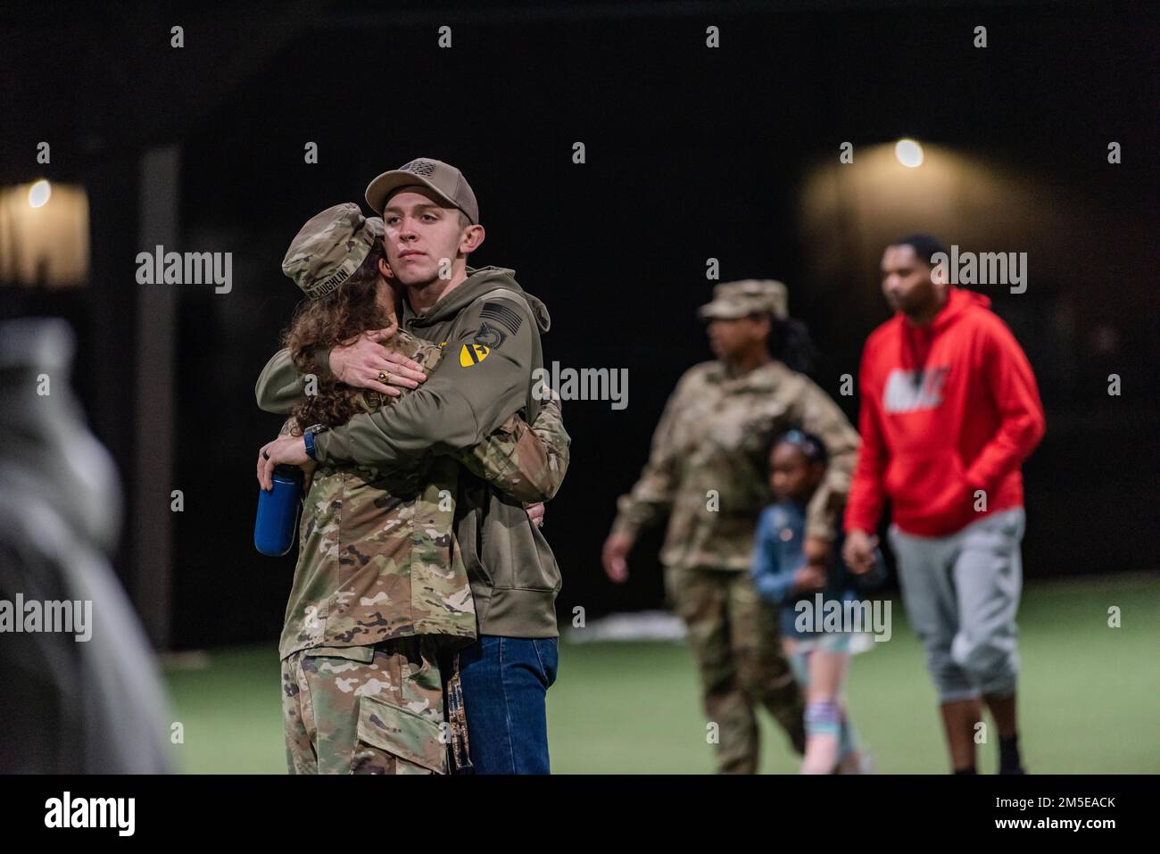 FORT KNOX, Ky. - Un soldat du corps en V dit Au revoir à sa famille avant le déploiement en Allemagne, 7 mars. Le siège principal du V corps se déploiera pour fournir un commandement et un contrôle supplémentaires des États-Unis Forces armées en Europe. Banque D'Images