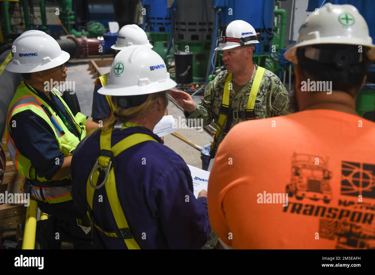 L'AIEA, Hawaii (7 mars 2022) le lieutenant Travis Christensen, affecté au commandement des systèmes d'ingénierie des installations navales de Washington, livre un briefing sur la sécurité au puits de Red Hill. L'équipe interagences du système d'eau potable est une initiative conjointe des États-Unis Navy travaille en étroite collaboration avec le ministère de la Santé d'Hawaii, aux États-Unis Environmental protection Agency et les États-Unis L'Armée de terre restaurera de l'eau potable salubre dans les collectivités d'habitation de la base conjointe Pearl Harbour-Hickam. Pour plus d'informations, rendez-vous sur : www.navy.mil/jointbasewater. Banque D'Images