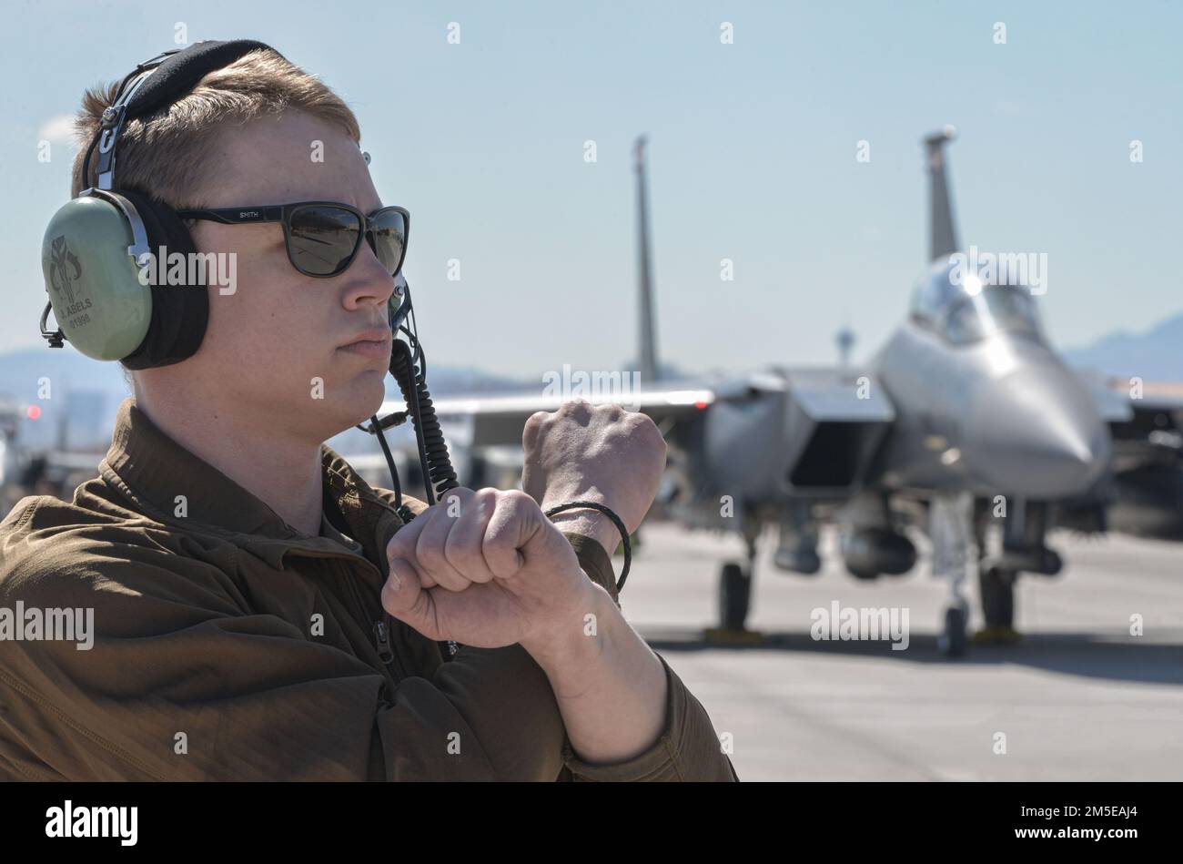 ÉTATS-UNIS Jeremiah Nellables, un chef d'équipage adjoint affecté à l'escadron de génération de chasseurs 389th, base aérienne de Mountain Home, Idaho, signale à un pilote d'aigle F-15E Strike de conserver sa position dans le cadre du drapeau rouge-Nellis 22-2, sur la base aérienne de Nellis, Nevada, 7 mars 2022. Red Flag offre une formation de combat réaliste qui sauve des vies tout en augmentant l'efficacité du combat. Banque D'Images
