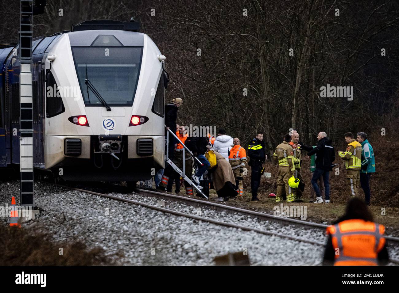 TIENRAY les passagers quittent un train après qu'il a déraillé. Le