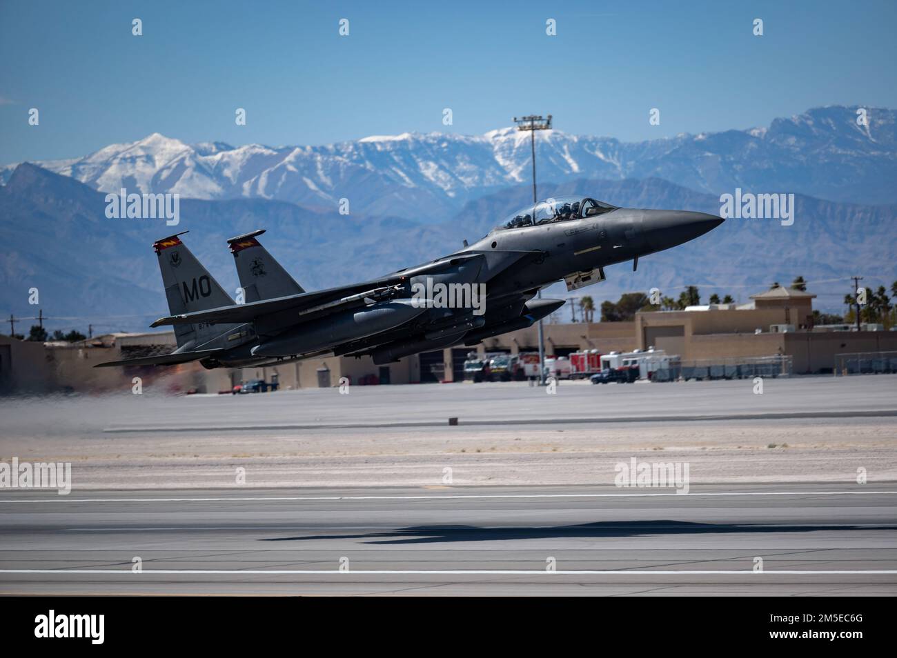 Un aigle F-15E affecté à l'aile Fighter 366th de la base aérienne Mountain Home, Idaho, prend son envol pendant le drapeau rouge Nellis 22-2 à la base aérienne Nellis, Nevada, 7 mars 2022. L'escadron d'entraînement au combat 414th effectue des exercices du drapeau rouge afin de fournir aux équipages l'expérience de multiples sorties de combat aériennes intensives dans la sécurité d'un milieu d'entraînement. Banque D'Images