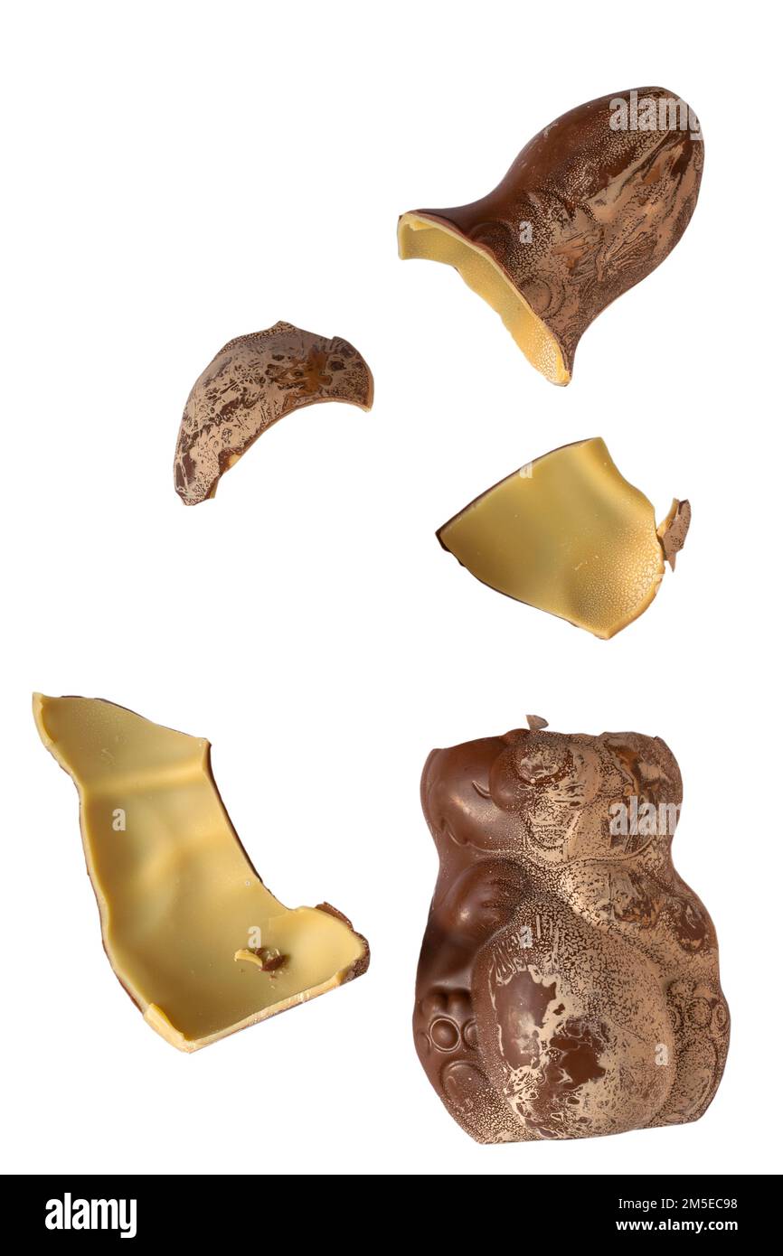 Fleur de chocolat, revêtement blanc sur l'ancien Broken Kinder surprise lapin de Pâques hors de la date après son meilleur avant date sur fond blanc a fleuri chocolat Banque D'Images