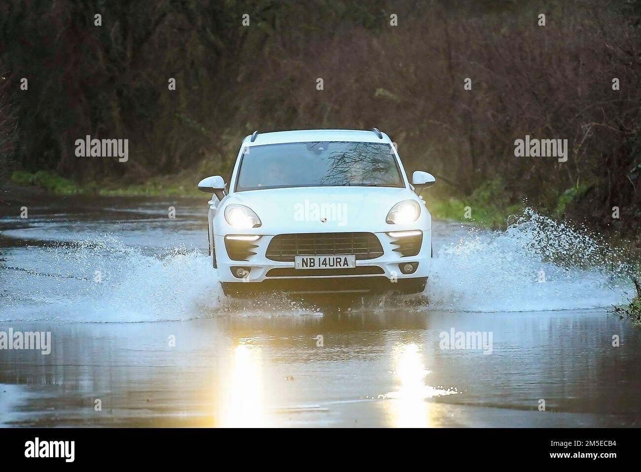 Muckleford, Dorset, Royaume-Uni. 28th décembre 2022. Météo Royaume-Uni. Une voiture traverse les eaux de crue sur une route à Muckleford près de Dorchester dans Dorset après une journée de fortes pluies et de vents violents. Crédit photo : Graham Hunt/Alamy Live News Banque D'Images